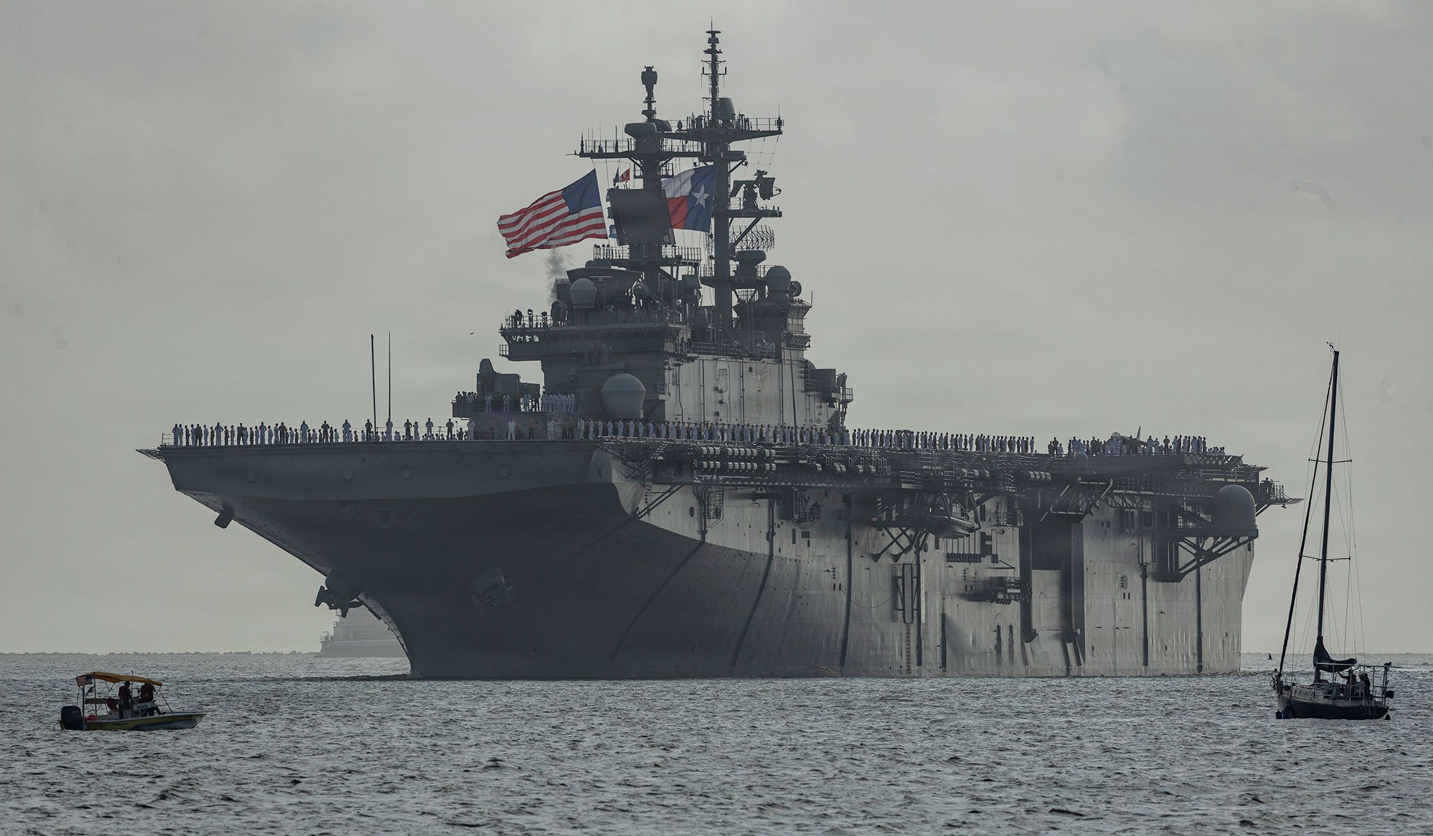 The U.S. Navy Wasp-class amphibious assault ship USS <i>Kearsarge</i> (LHD-3) transits near Seawolf Park during Fleet Week Houston 2026 in Galveston, Texas, April 15, 2026.