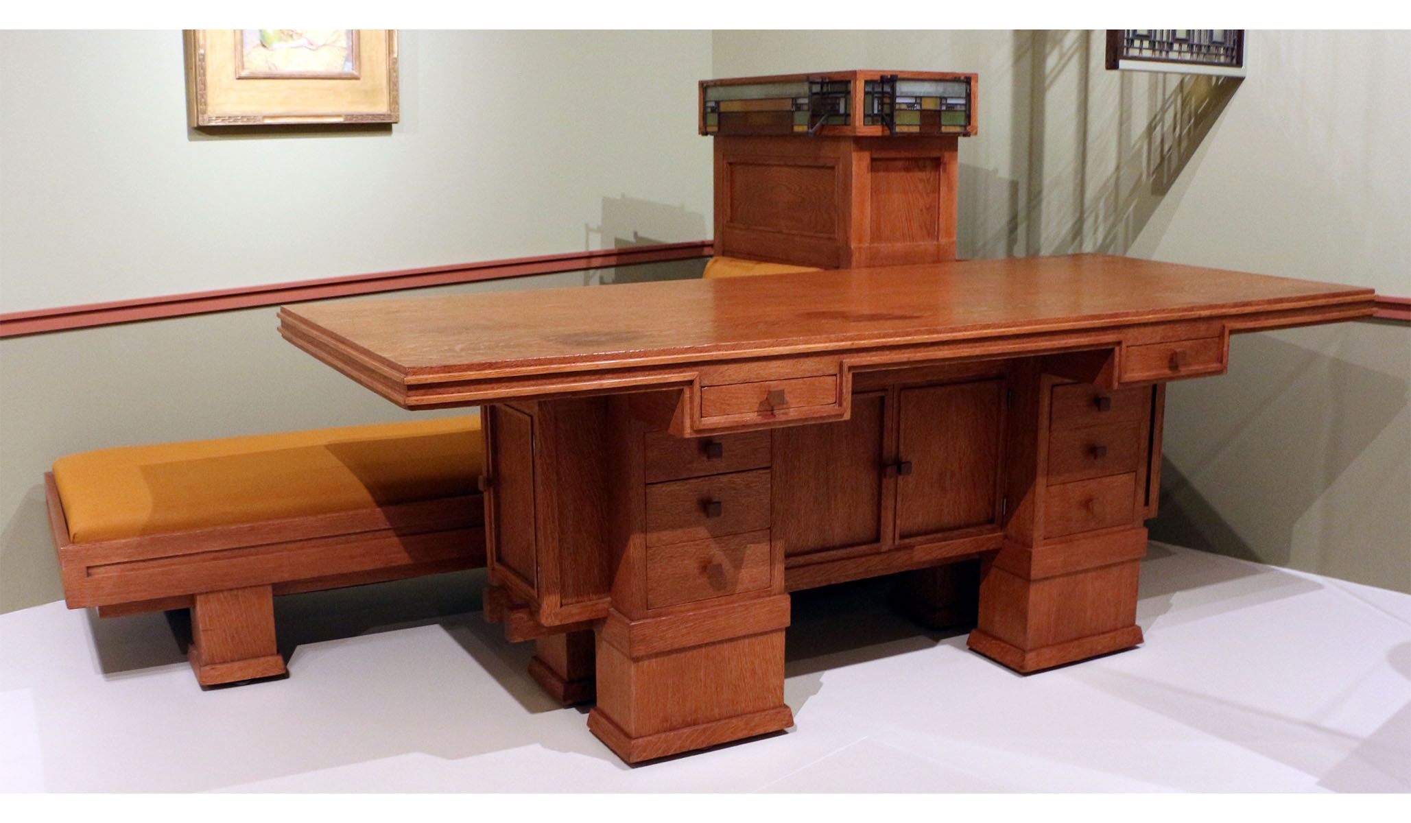 Milwaukean George Mann Niedecken’s furniture combo is the ultimate for workaholics.