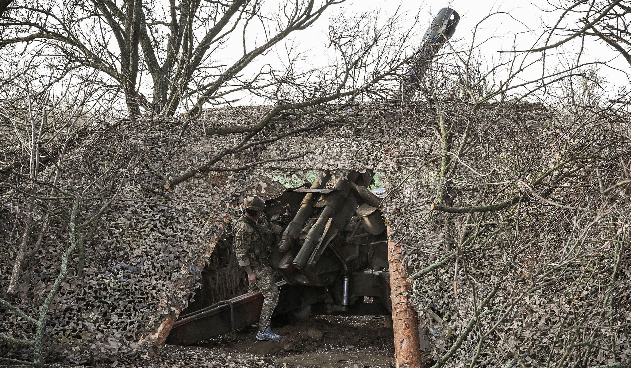 A Ukrainian serviceman of the 260th Zaporizhzhia Separate Territorial Defence Brigade of the Ukrainian Armed Forces fires a D‑20 howitzer towards Russian troops at a frontline position in Zaporizhzhia Region, Ukraine, April 9, 2026.