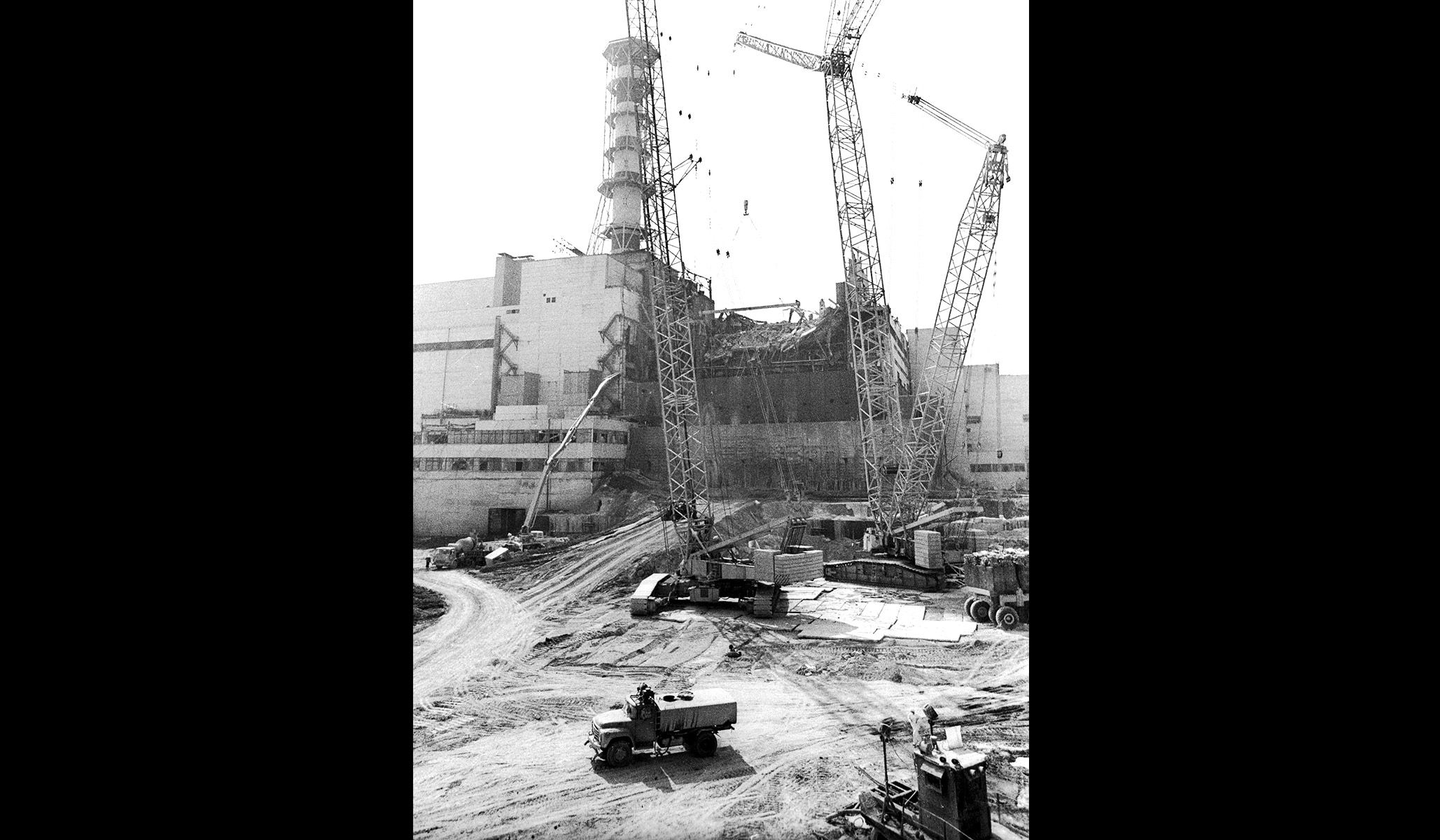 The building of the sarcophagus around the fourth reactor of the Chernobyl nuclear power plant after its explosion, 1986.