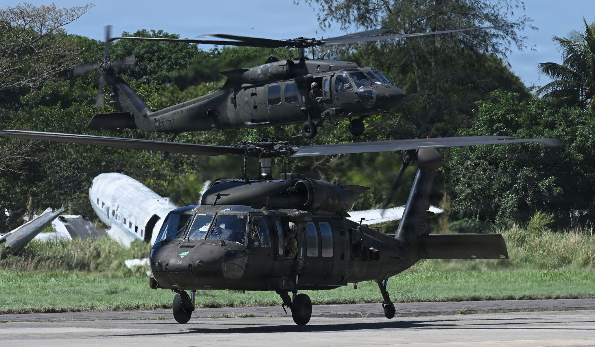 Two U.S. Army UH-60M Black Hawks land at Ilopango International Airport, El Salvador, during CENTAM Guardian 2026 exercises, April 14, 2026.