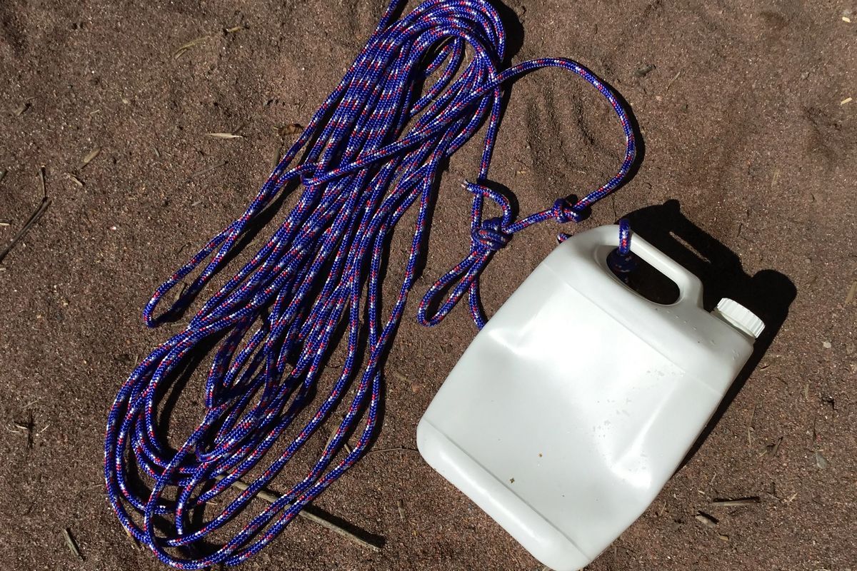 Toimiva ja edullinen heittoväline on tyhjä (mehu)kanisteri, johon on sidottu köysi