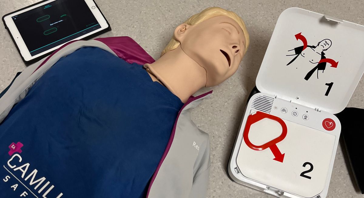 Analysoiva elvytyssimulaattori ja aito harjoitusdefibrillaattori