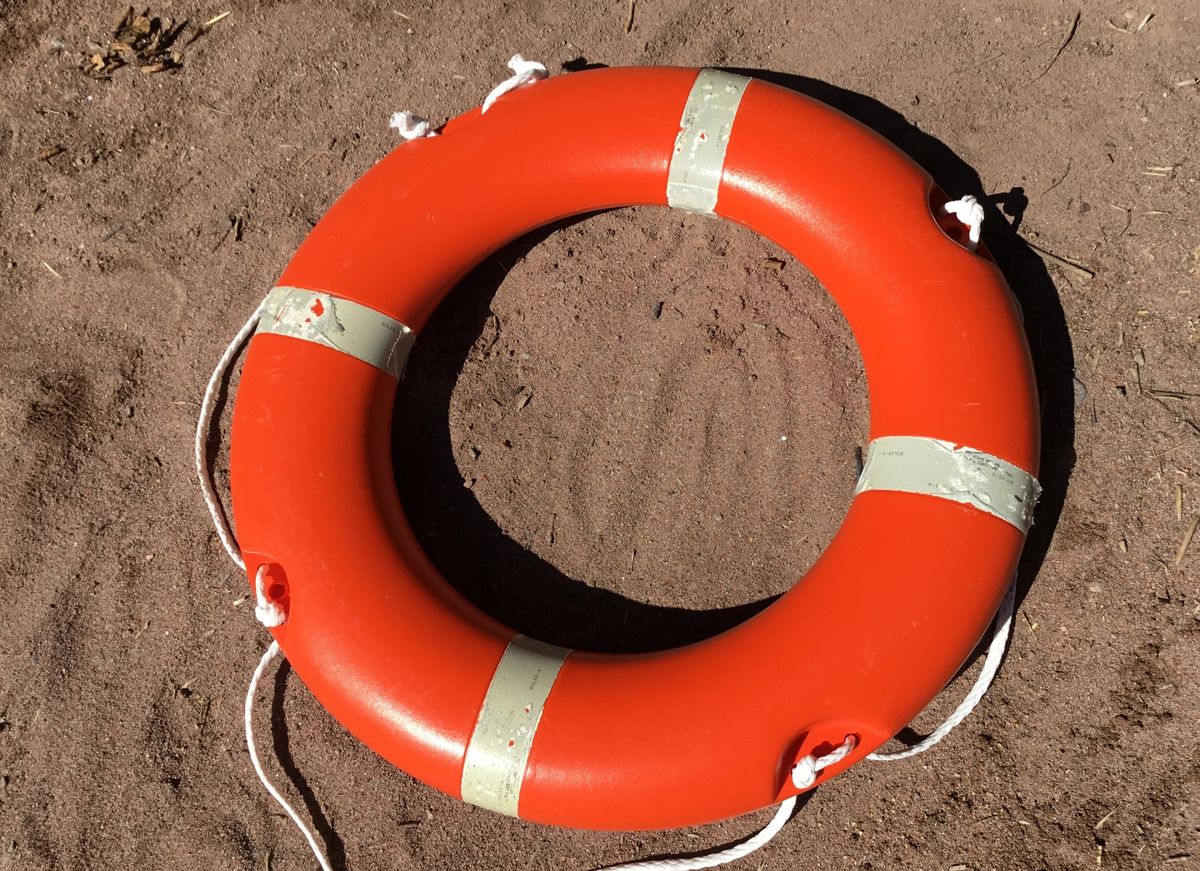 Kova pelastusrengas, jonka ympärillä on tarttumista helpottavia köysiä.