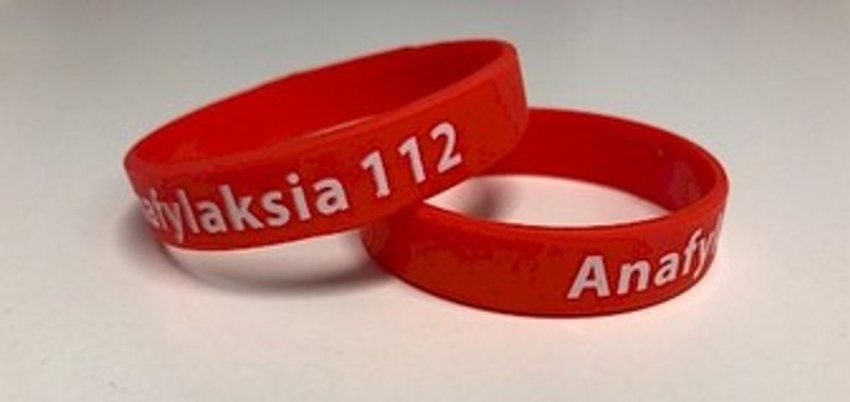 Anafylaksiaranneke voi olla esimerkiksi tällainen silikoniranneke. Väri voi vaihdella. 
