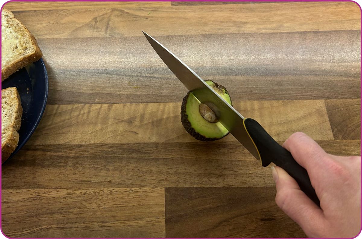 Avokado on pöydällä tai leikkuulaudalla