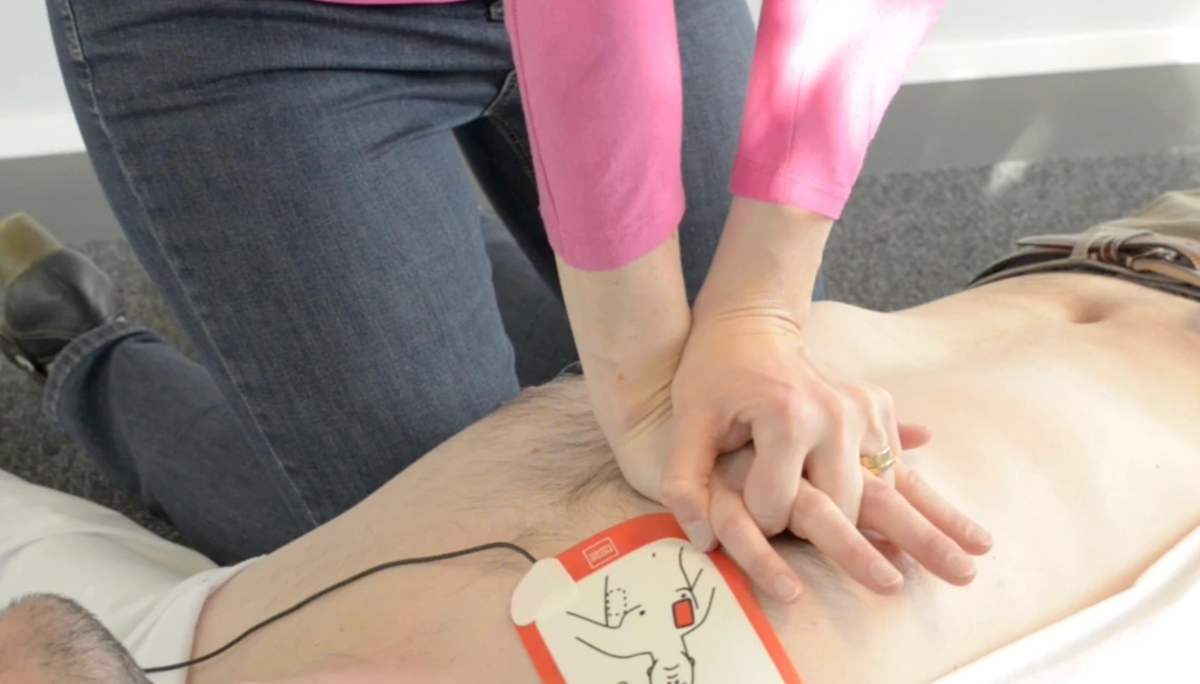 Aikuisen elvytyksessä painellaan rintakehää kahdella kädellä