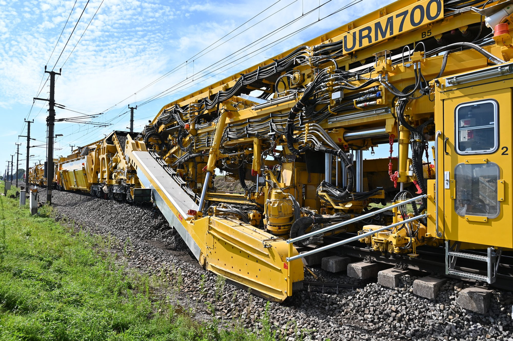 Le Plasser & Theurer URM 700 : la machine qui répare les voies ferrées en un temps record