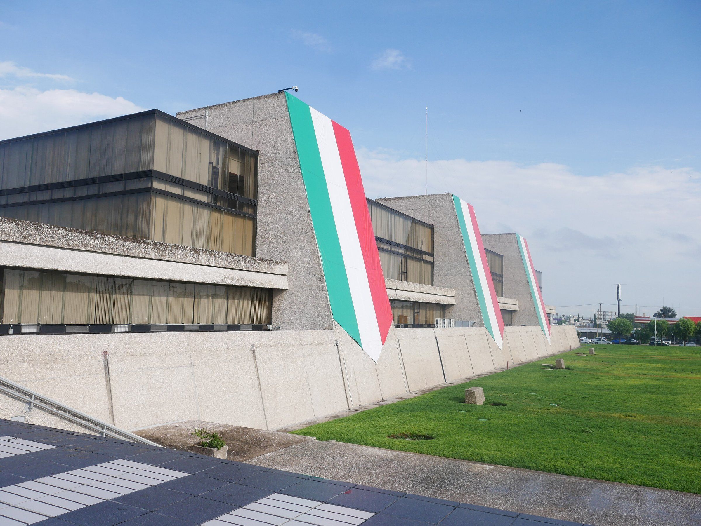 Fachada del edificio central del Instituto Nacional de Estadística y Geografía (INEGI), en Aguascalientes.