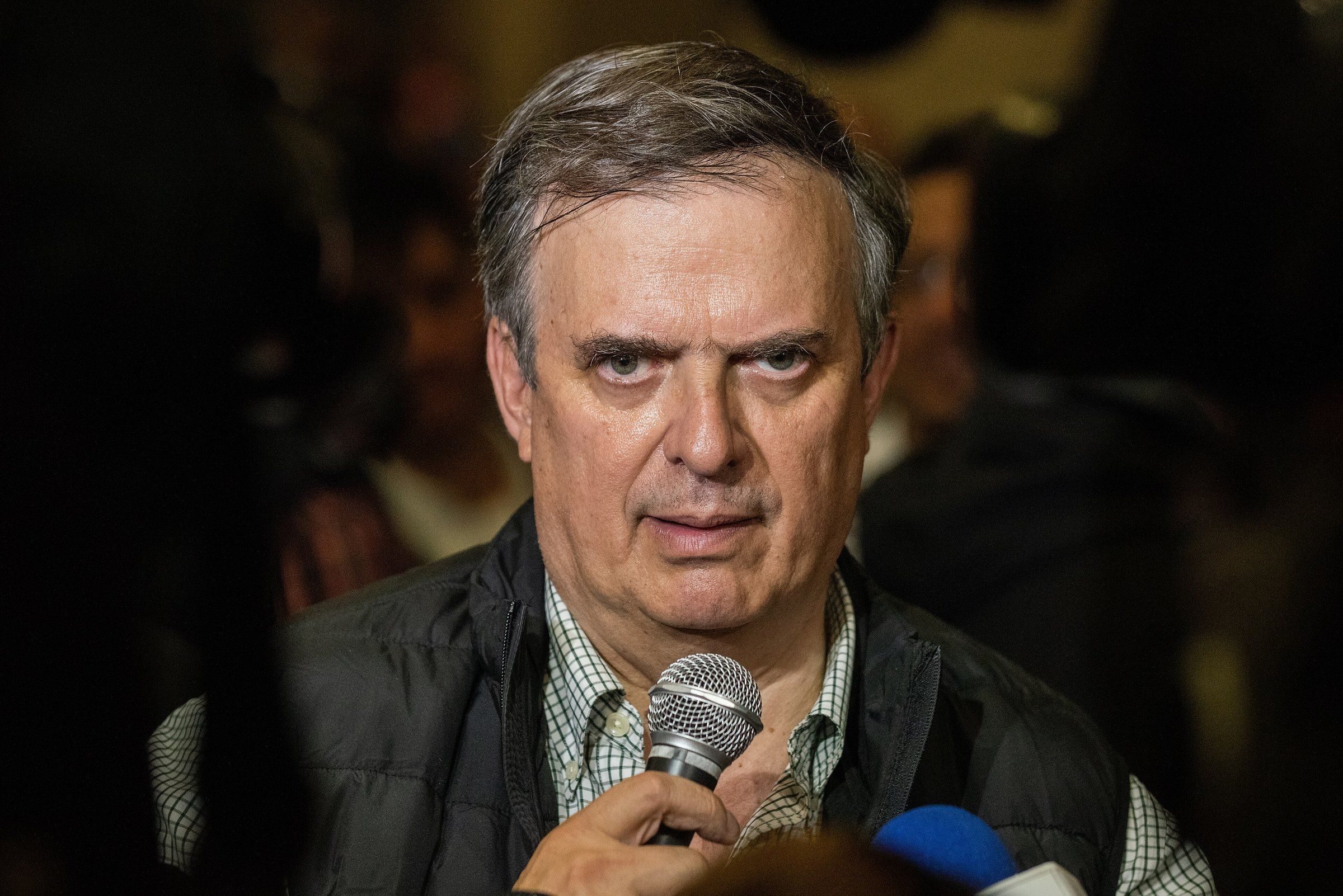 Marcelo Ebrard habla frente a un micrófono durante una entrevista con reporteros.