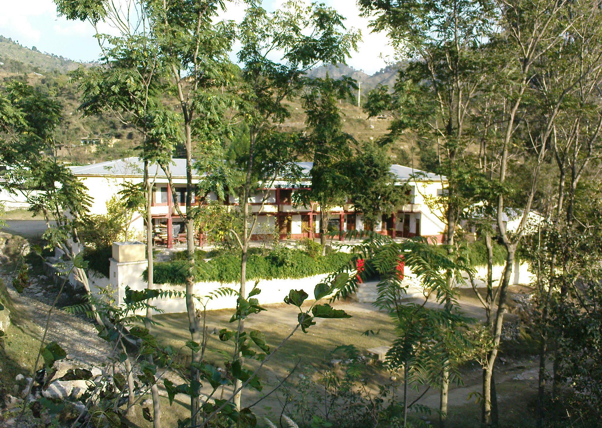 Fachada de una escuela secundaria en Martung, Khyber Pakhtunkhwa, Pakistán.