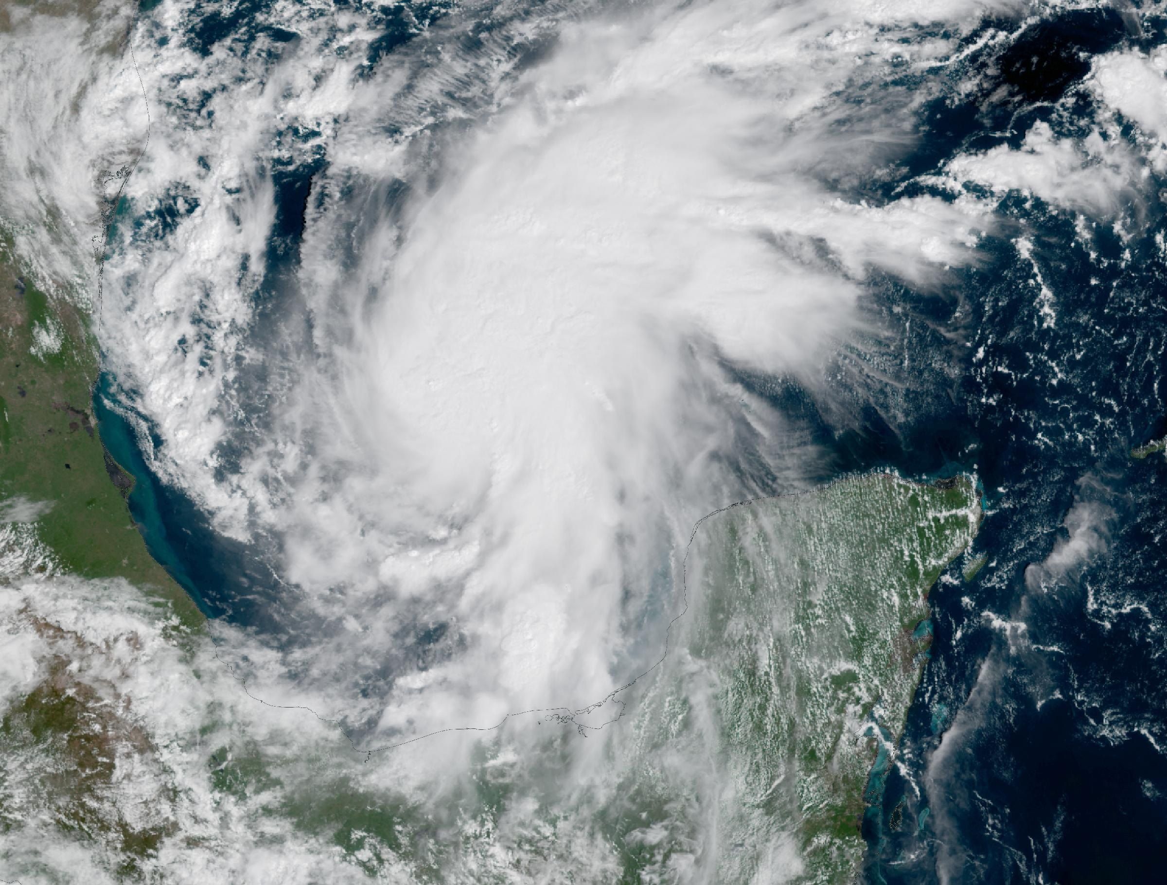 Imagen de satélite de la tormenta tropical Isaías, una masa de nubes en espiral sobre el golfo de México, al noroeste de la península de Yucatán.