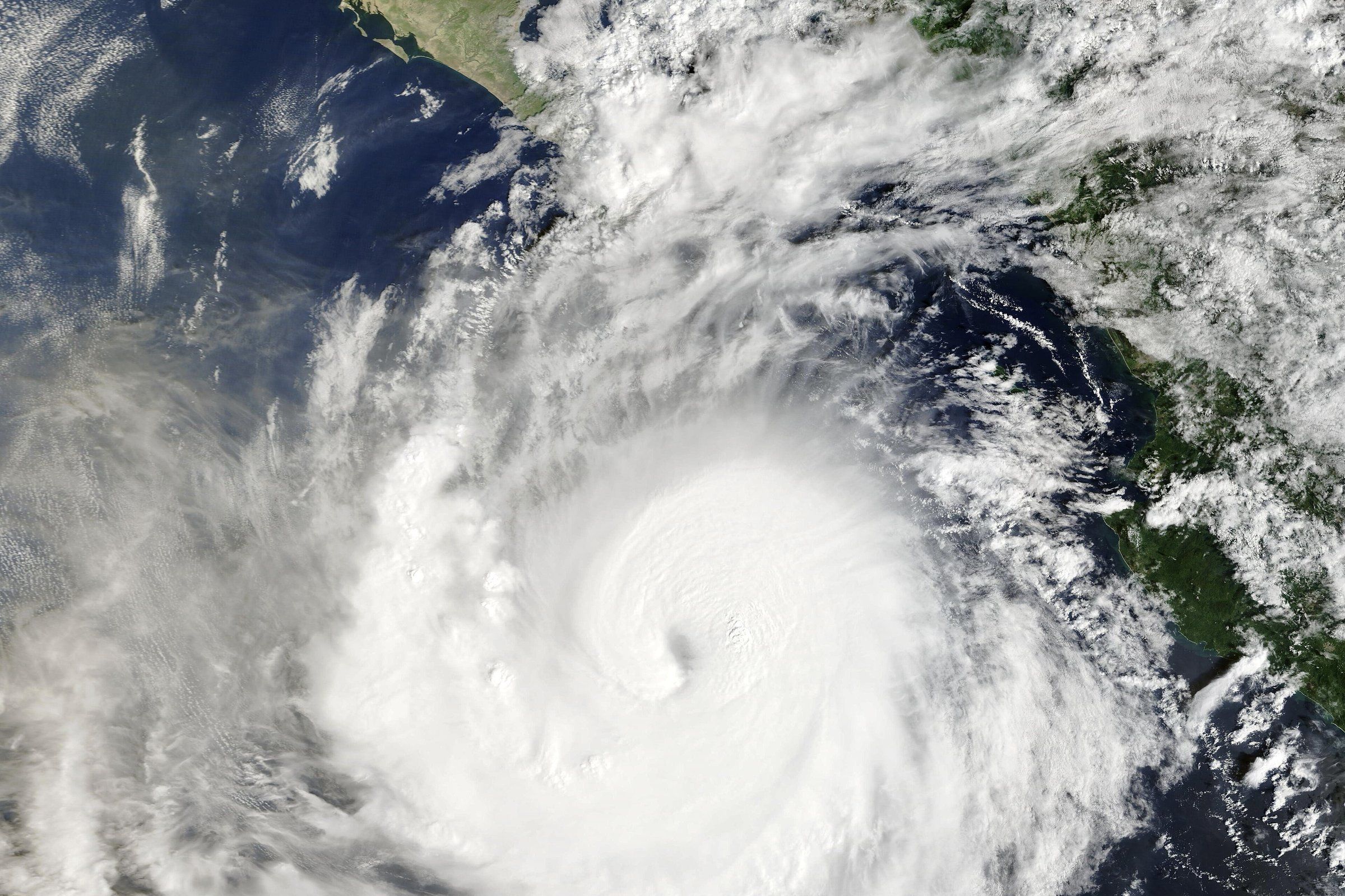 Imagen satelital del huracán Rachel sobre el océano Pacífico, al sur de la península de Baja California, el 1 de octubre de 2026.