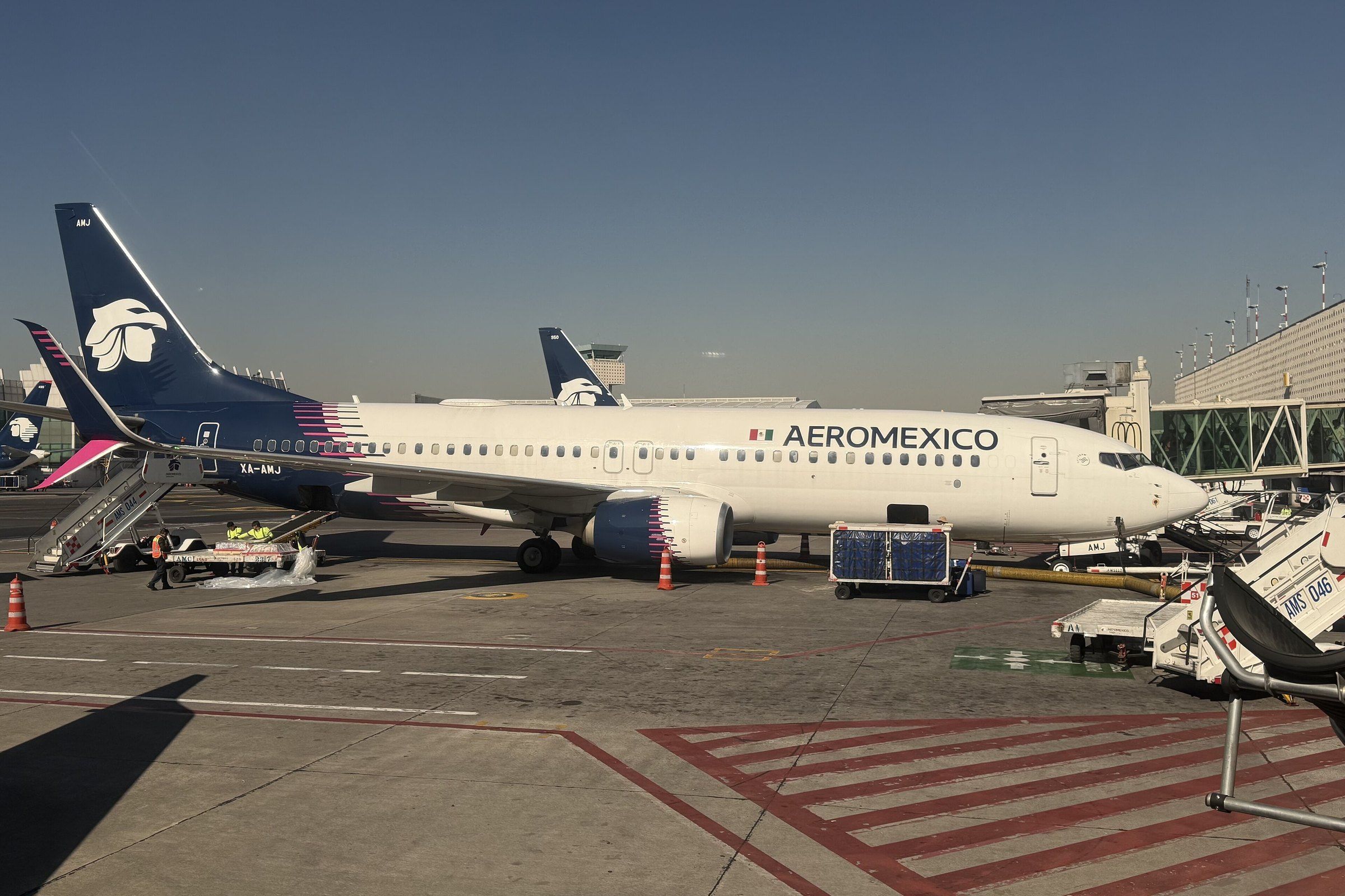 Avión Boeing 737 de Aeroméxico estacionado en una posición de la plataforma del Aeropuerto Internacional de la Ciudad de México.