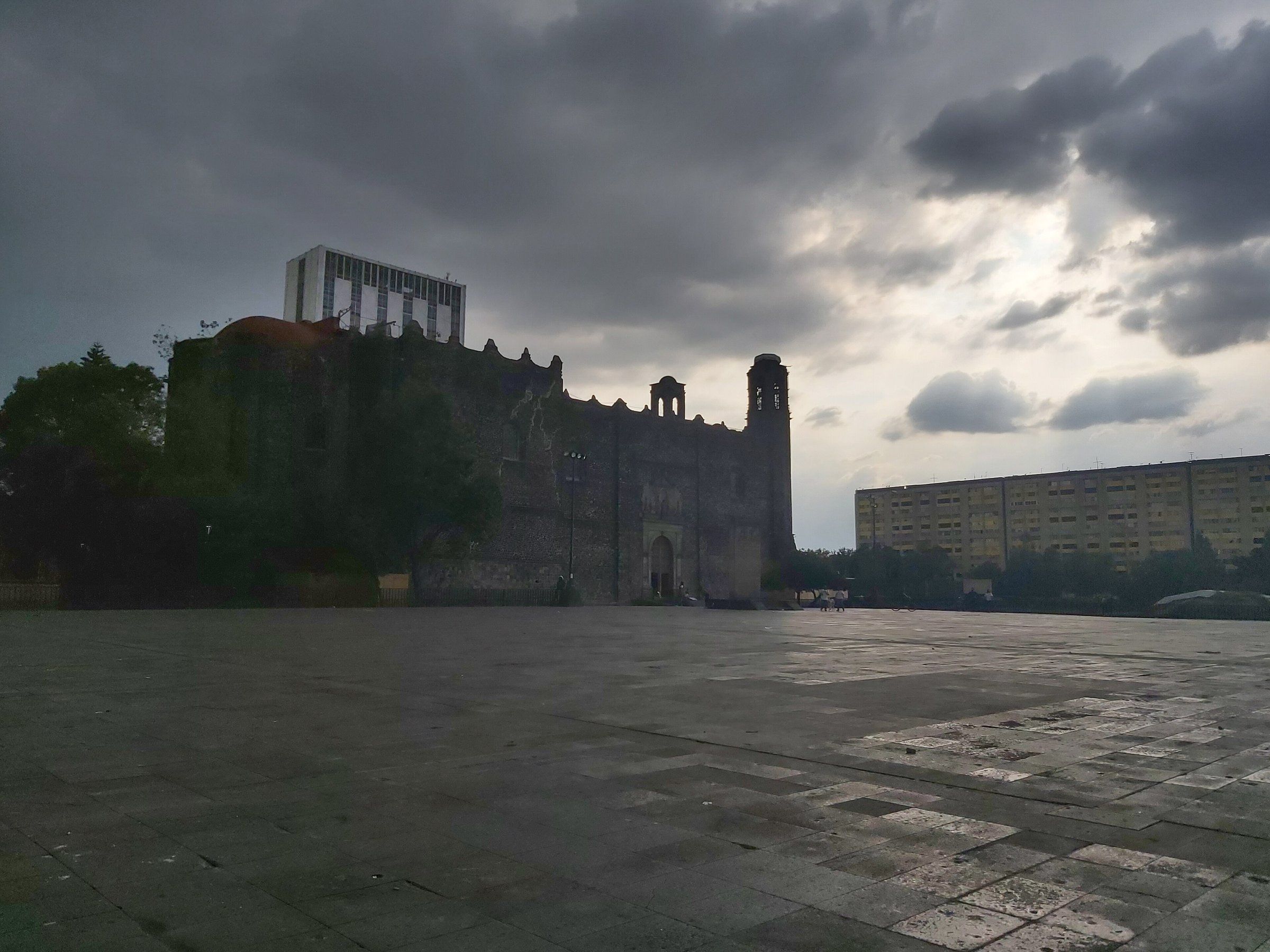 Vista panorámica de la Plaza de las Tres Culturas, en Tlatelolco, con el templo de Santiago al fondo.