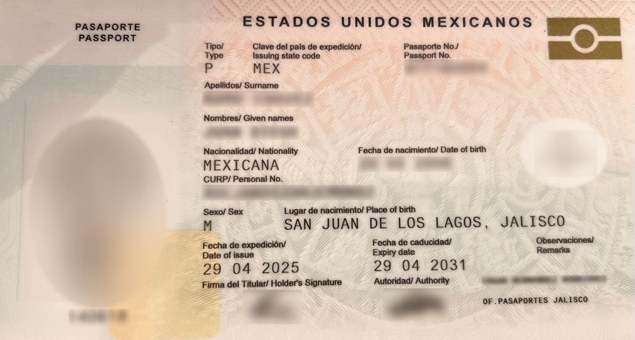 Página de datos de un pasaporte mexicano biométrico con los datos personales difuminados; se leen los campos de tipo, nacionalidad «MEXICANA» y fechas de expedición y caducidad.