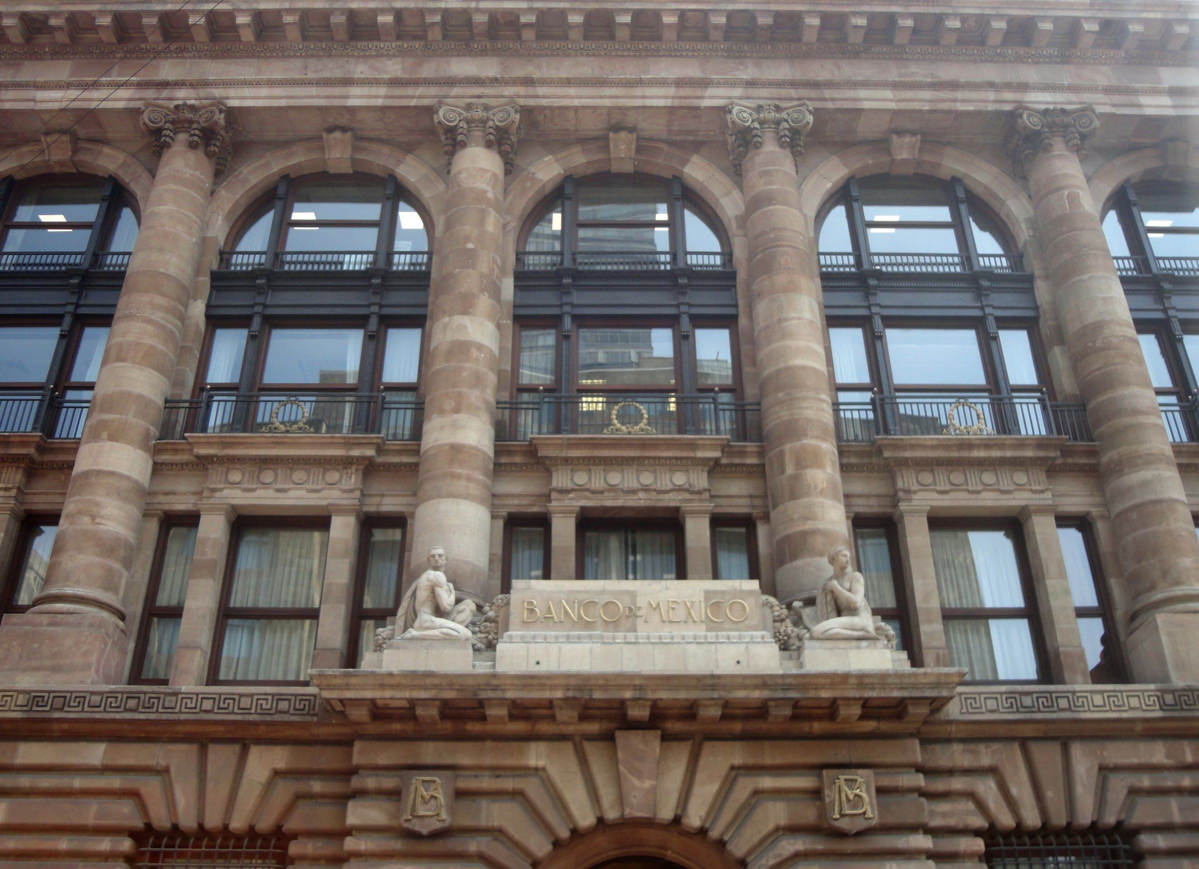 Fachada del edificio del Banco de México en el Centro Histórico de la Ciudad de México.