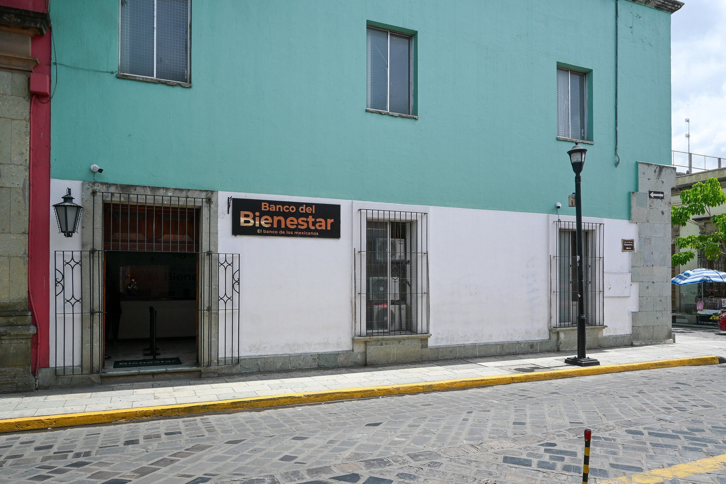 Fachada de una sucursal del Banco del Bienestar en la ciudad de Oaxaca.