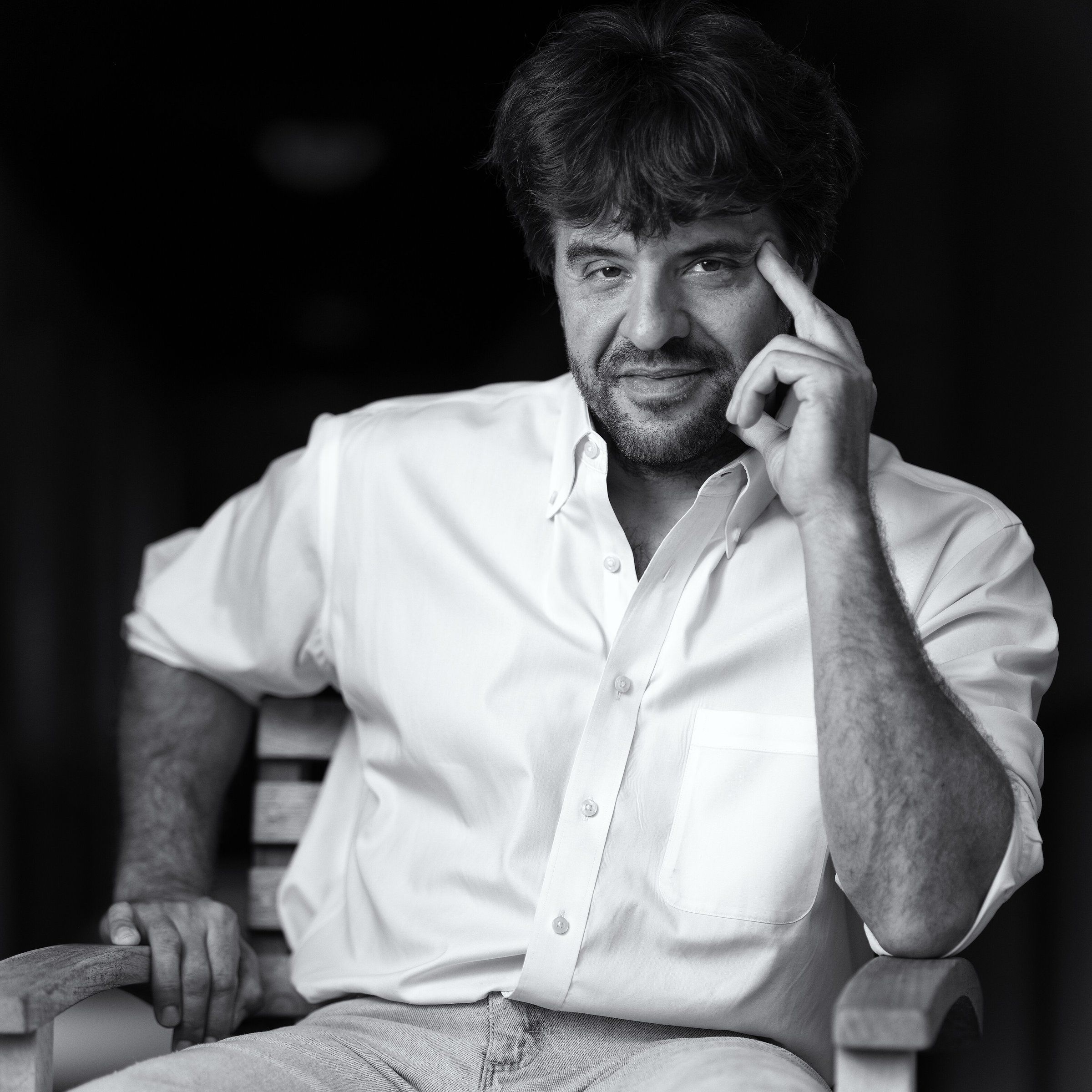 Retrato en blanco y negro del neurocientífico Karl Deisseroth.