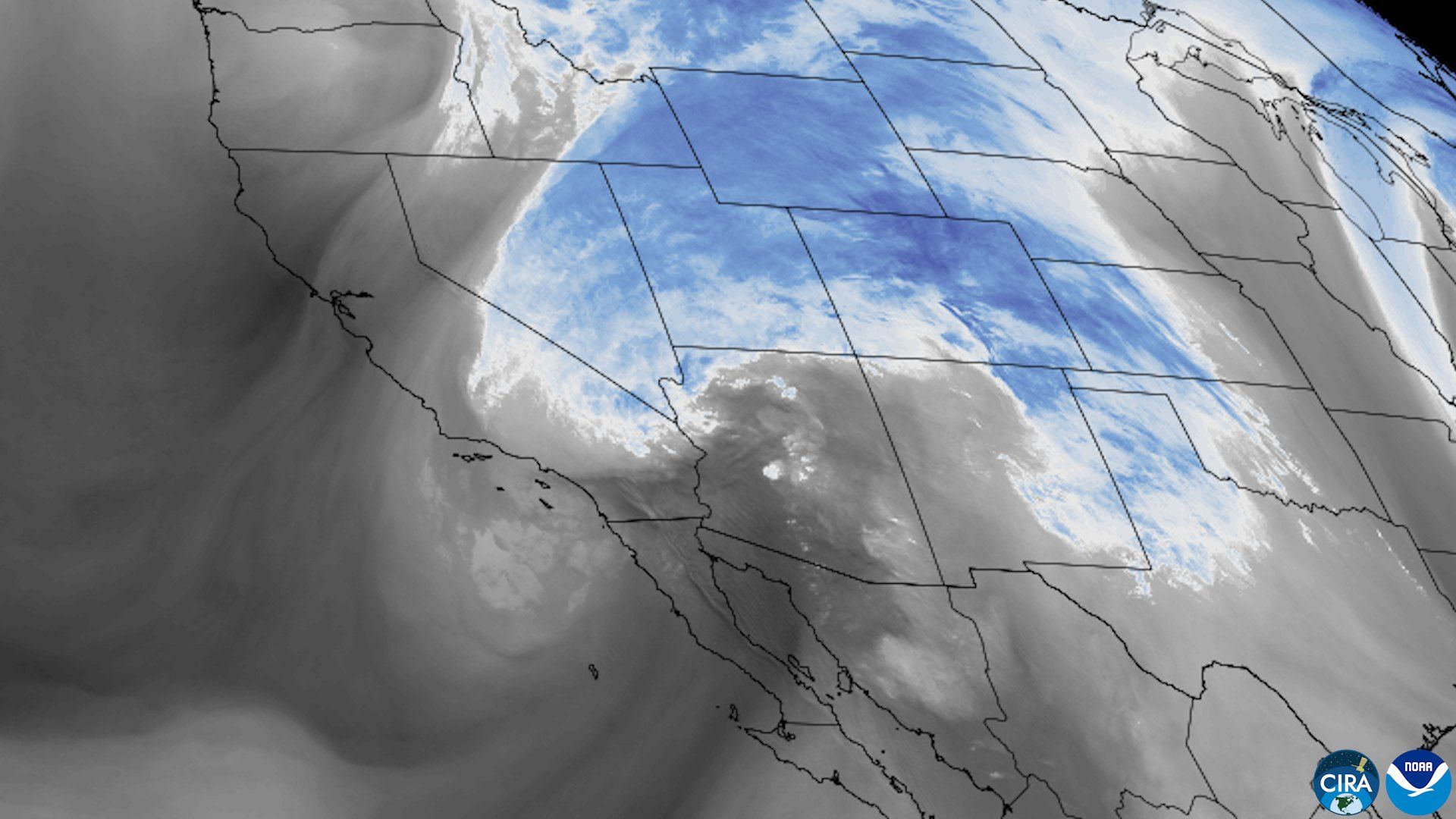 Imagen satelital en escala de grises y tonos azules del oeste de Estados Unidos y el noroeste de México, con la península de Baja California y una franja de nubosidad que se extiende desde ella hacia el interior de Estados Unidos.