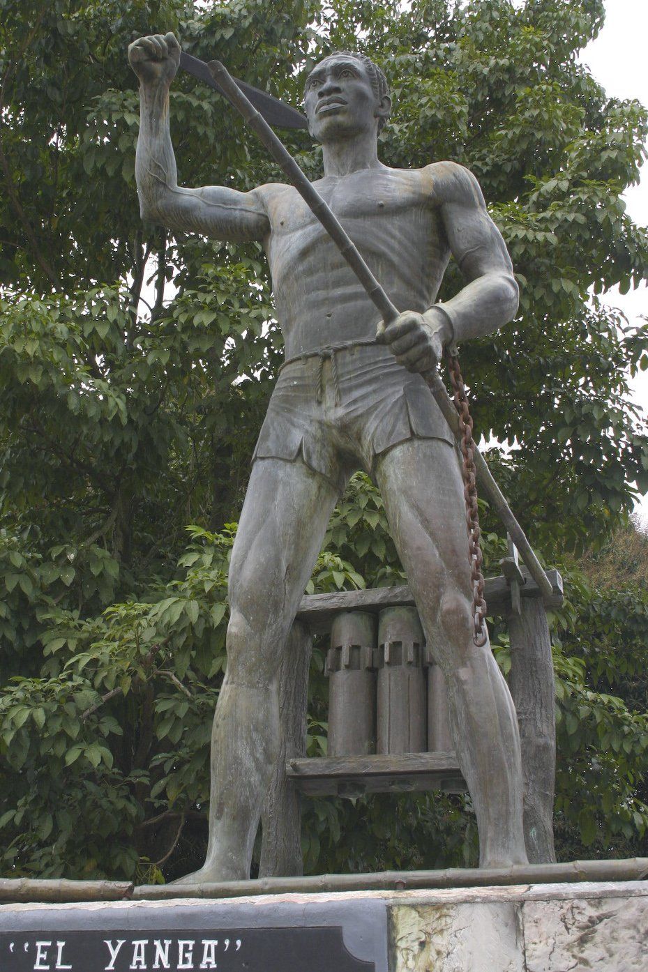 Estatua de Gaspar Yanga, líder cimarrón, en el municipio veracruzano que lleva su nombre.
