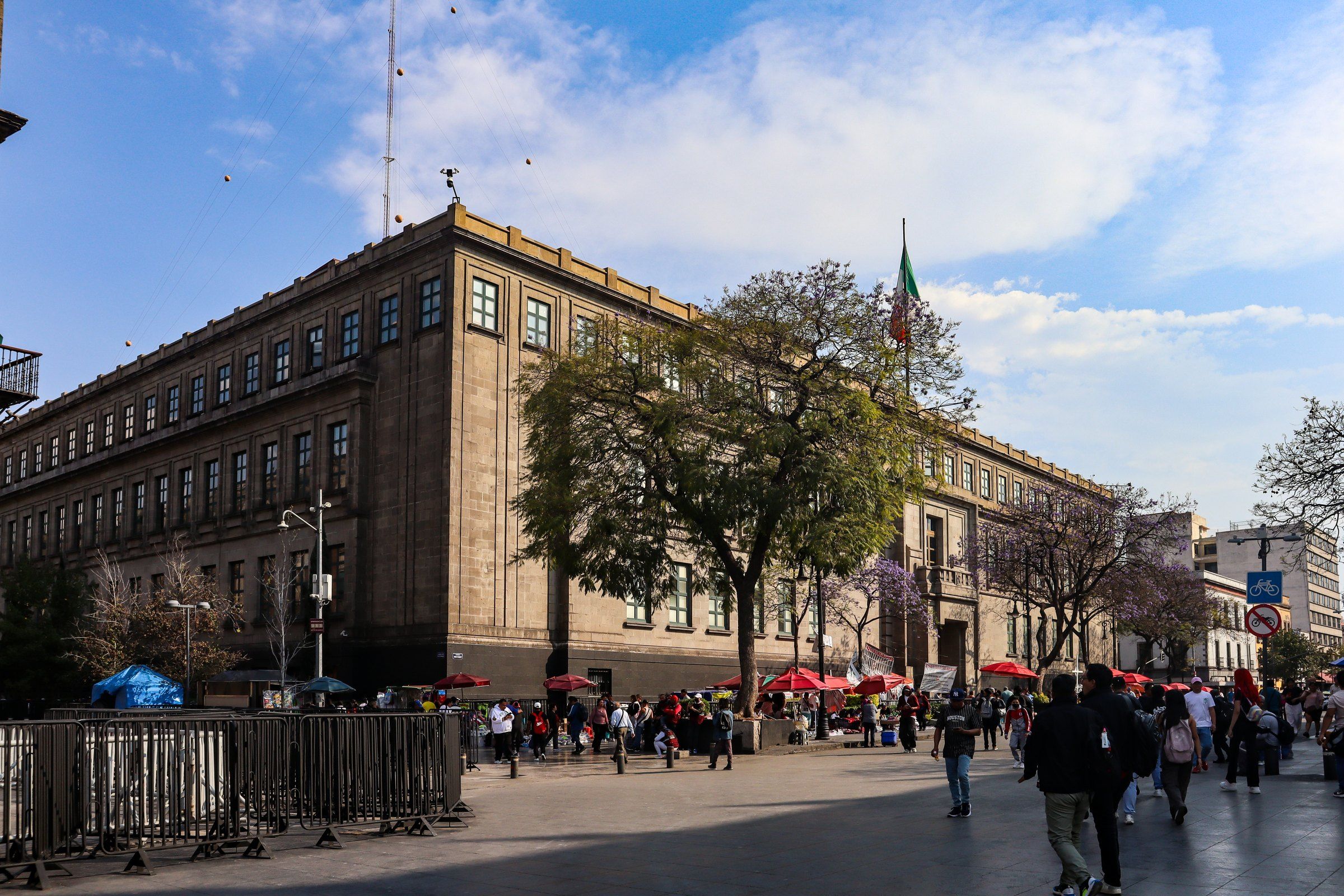 Fachada del edificio de la Suprema Corte de Justicia de la Nación en el Centro Histórico de la Ciudad de México, con columnas y esculturas en la entrada.
