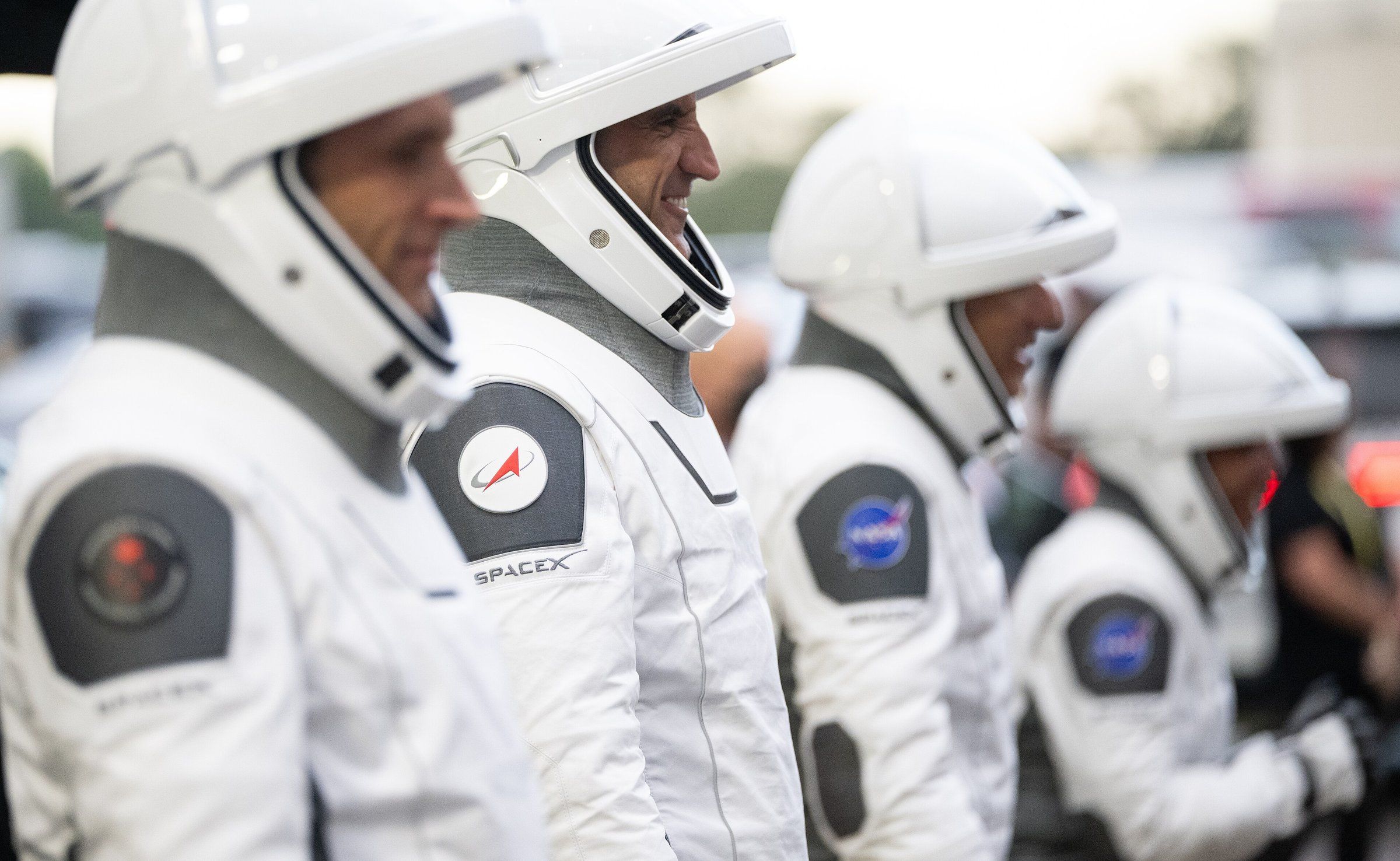 Los cuatro integrantes de la misión Crew-13, con sus trajes espaciales, durante la salida hacia la plataforma de lanzamiento en Florida.