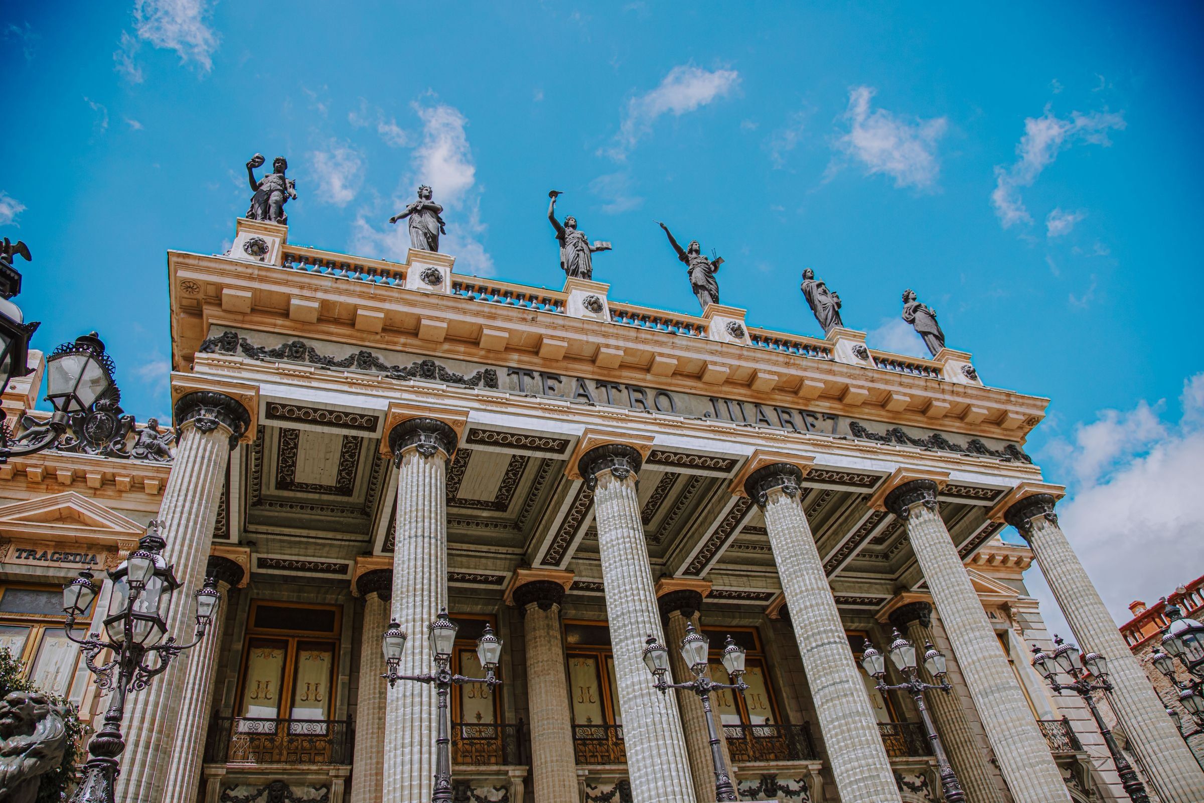 Fachada del Teatro Juárez, en la ciudad de Guanajuato, con sus columnas y las esculturas de la parte superior.