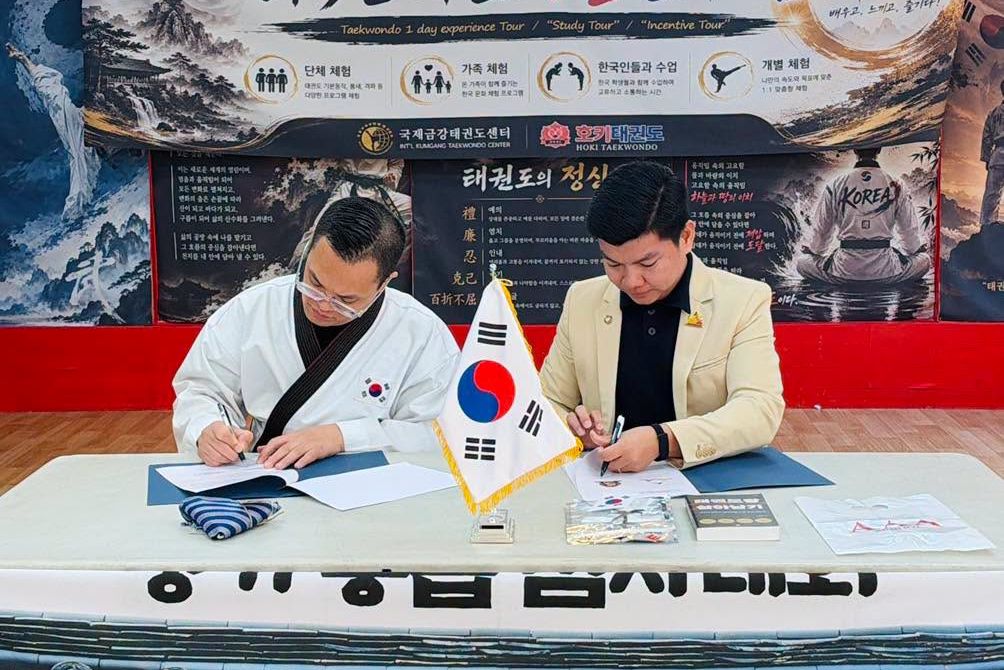 តំណាងសាលា AAA និង International Kumgang Taekwondo Center ចុះហត្ថលេខាលើកិច្ចព្រមព្រៀងនៅទីក្រុងសេអ៊ូល។
