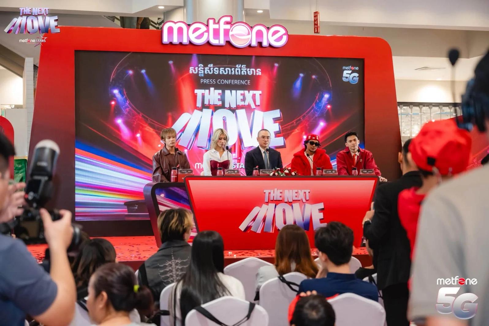 សន្និសីទសារព័ត៌មាន metfone STARS រដូវកាលទី៣ ជាមួយគ្រូបង្វឹកលើឆាក។