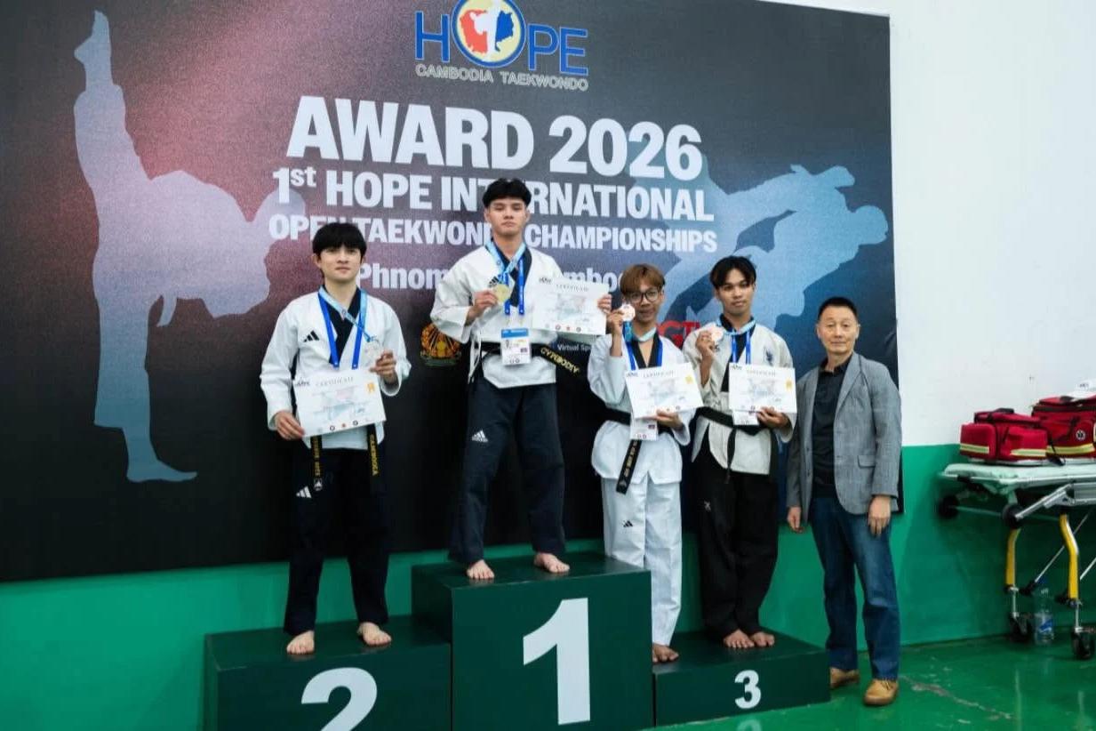 មេដាយ ៩៣ គ្រឿង និងក្រុម AAA ដែលពោរពេញដោយមោទនភាព។