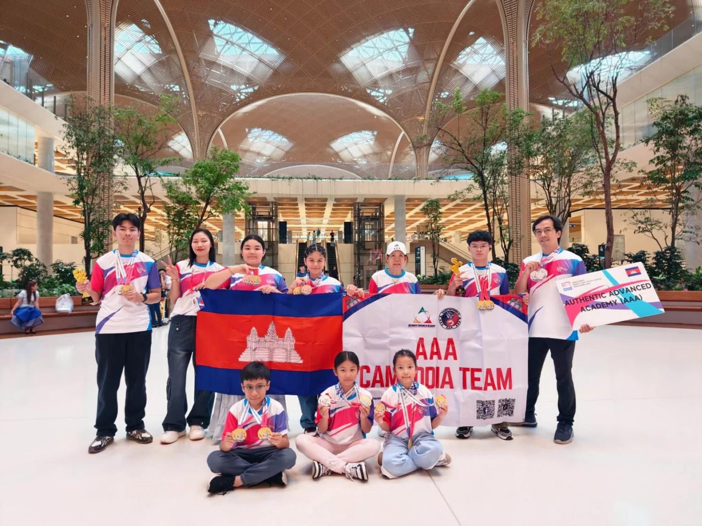 ក្រុមតេក្វាន់ដូ AAA កម្ពុជាជាមួយទង់ជាតិ នៅអាកាសយានដ្ឋានក្រោយការប្រកួតនៅសិង្ហបុរី។