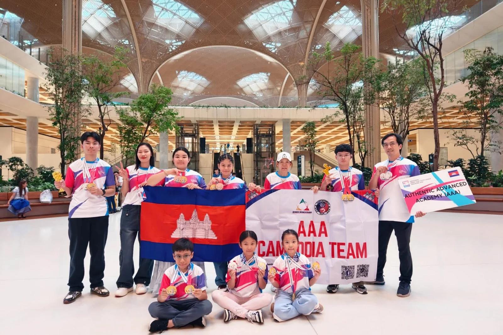 ក្រុមតេក្វាន់ដូ AAA កម្ពុជាជាមួយទង់ជាតិ នៅអាកាសយានដ្ឋានក្រោយការប្រកួតនៅសិង្ហបុរី។