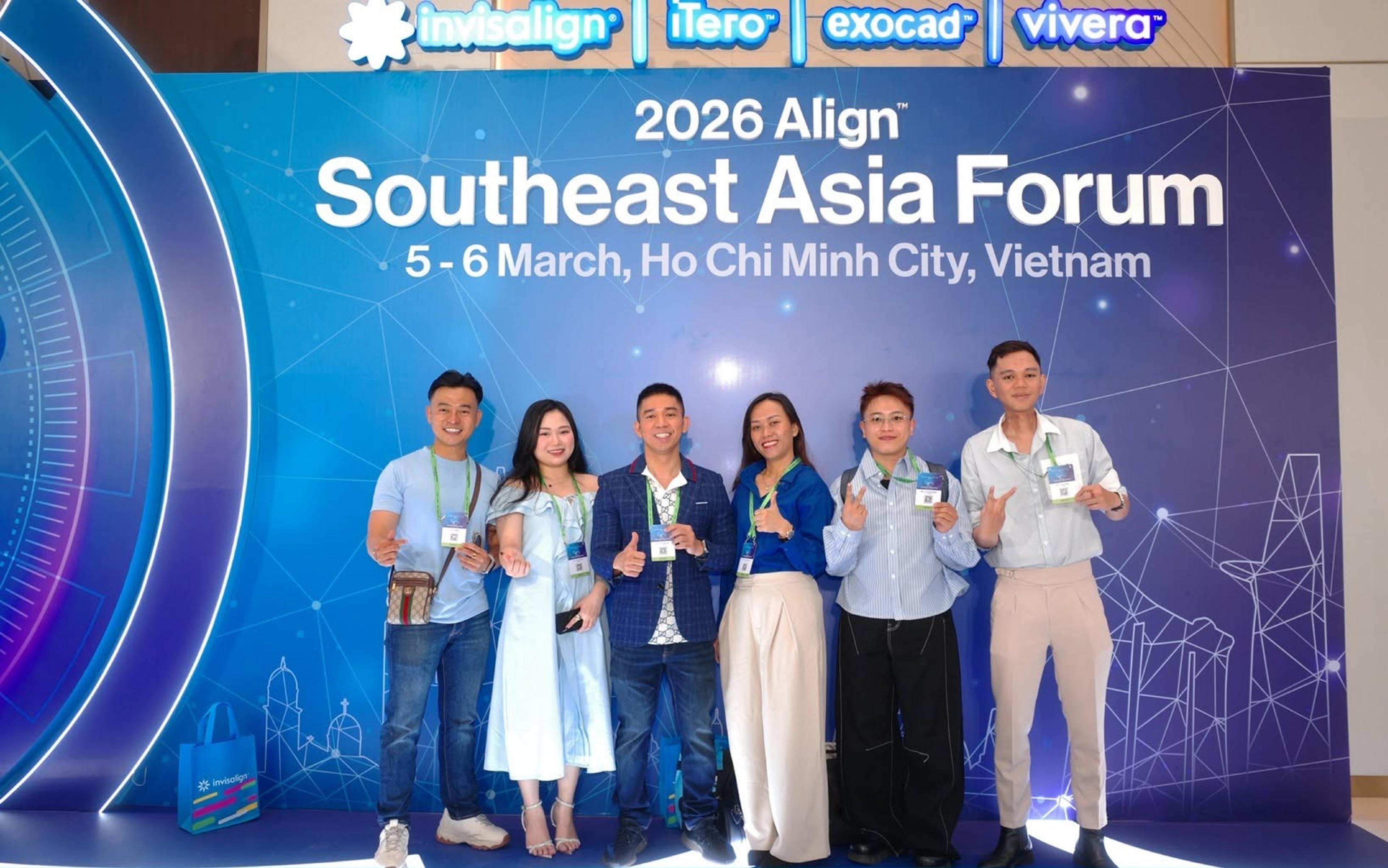 Sáu người đeo thẻ tham dự đứng trước phông nền ghi “2026 Align Southeast Asia Forum — 5-6 March, Ho Chi Minh City, Vietnam”.