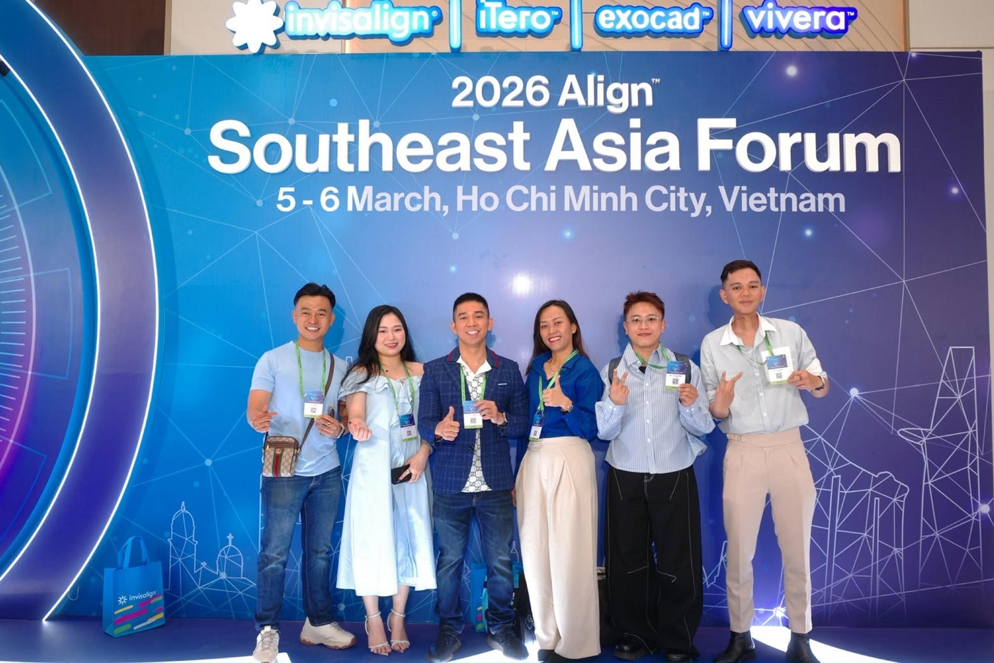 Sáu người đeo thẻ tham dự đứng trước phông nền ghi “2026 Align Southeast Asia Forum — 5-6 March, Ho Chi Minh City, Vietnam”.