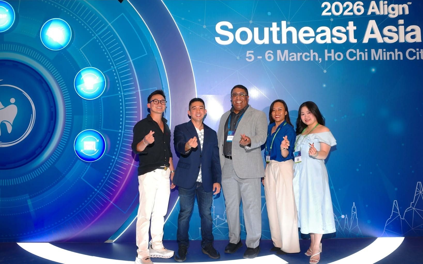 Năm người đeo thẻ tham dự đứng trước phông nền “2026 Align Southeast Asia Forum”.