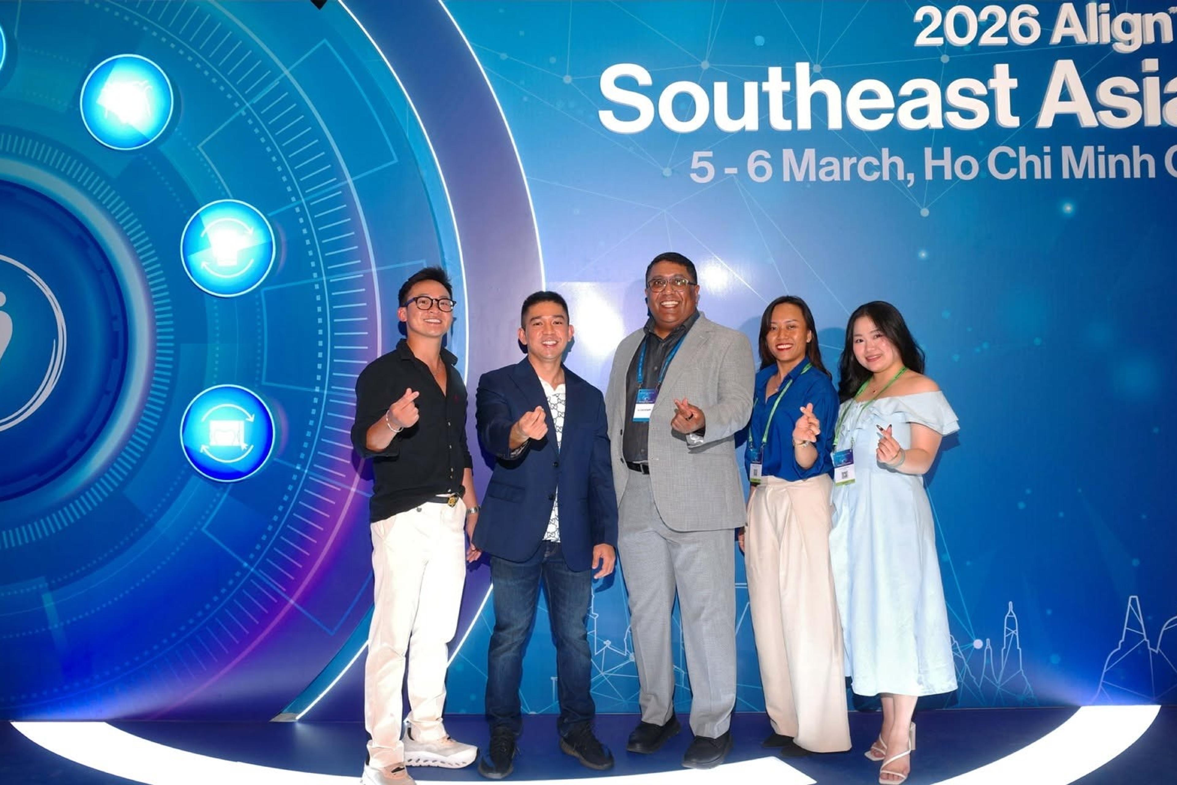 Năm người đeo thẻ tham dự đứng trước phông nền “2026 Align Southeast Asia Forum”.