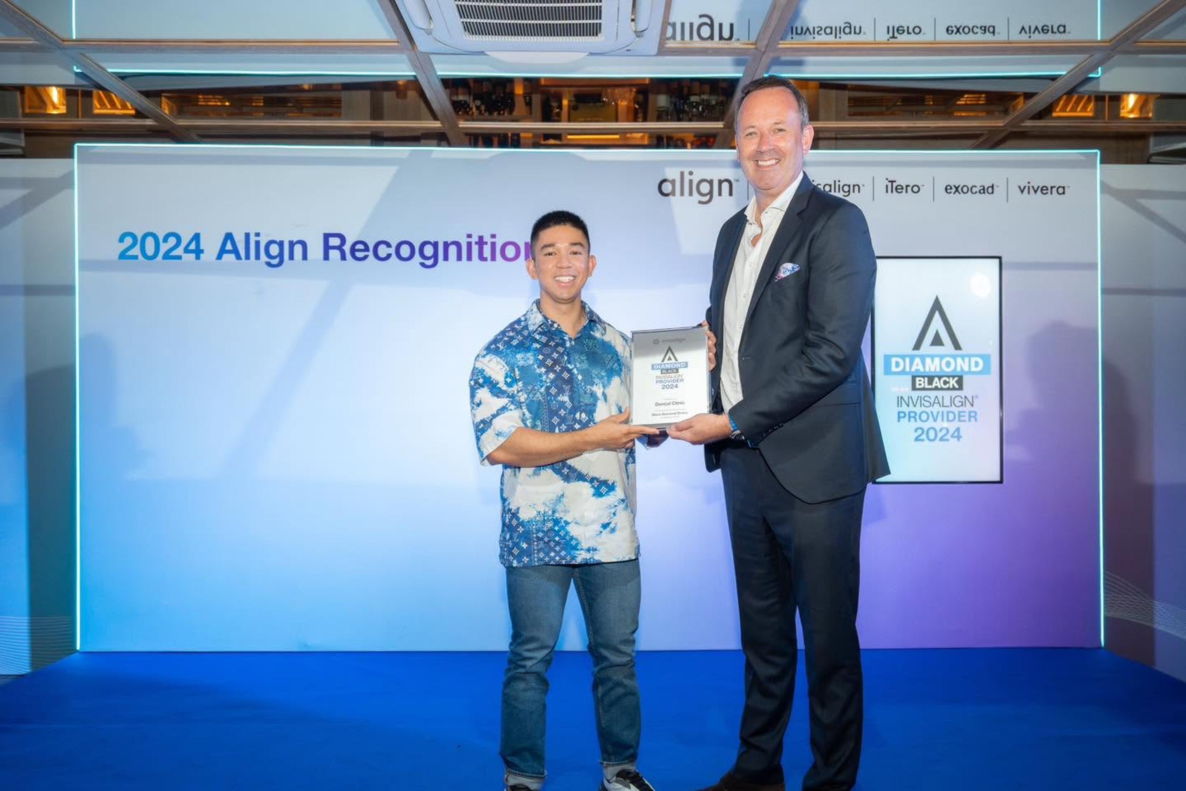 Bác sĩ Hồ Lê Bảo Ân và đại diện Align Technology cùng cầm bảng chứng nhận trên sân khấu; phông nền ghi “2024 Align Recognition”, bảng bên phải ghi “DIAMOND BLACK INVISALIGN PROVIDER 2024”.