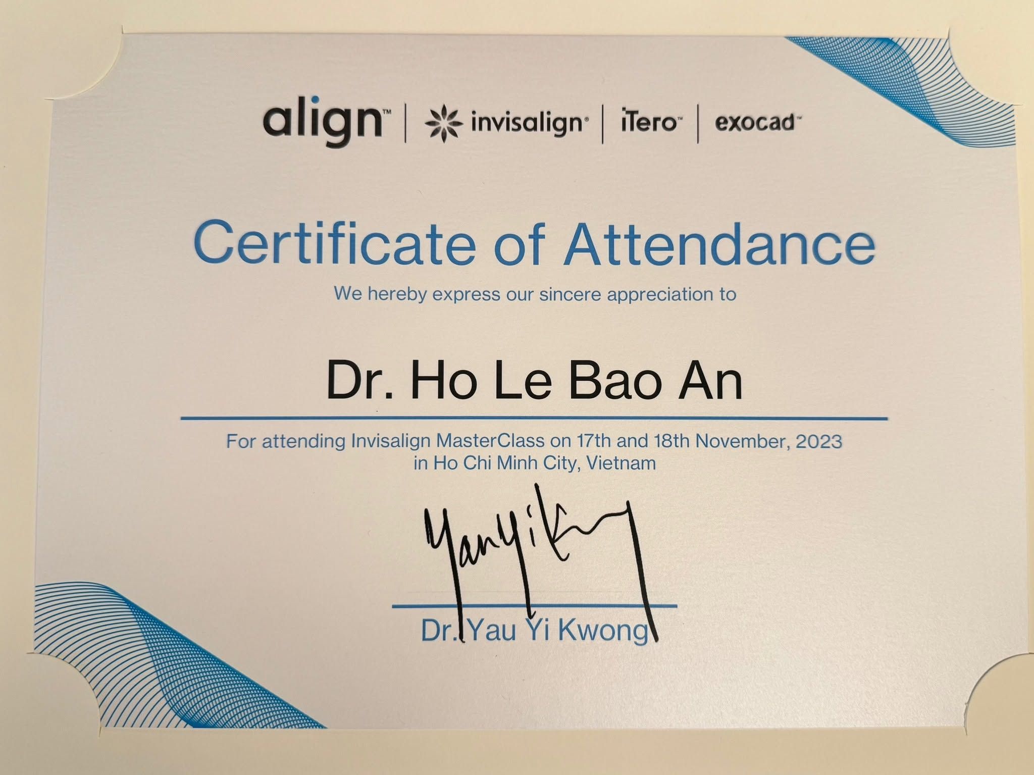 Chứng nhận tham dự Invisalign MasterClass cấp cho Bác sĩ Hồ Lê Bảo Ân, ghi ngày 17 và 18/11/2023 tại TP.HCM và có chữ ký của Bác sĩ Yau Yi Kwong.