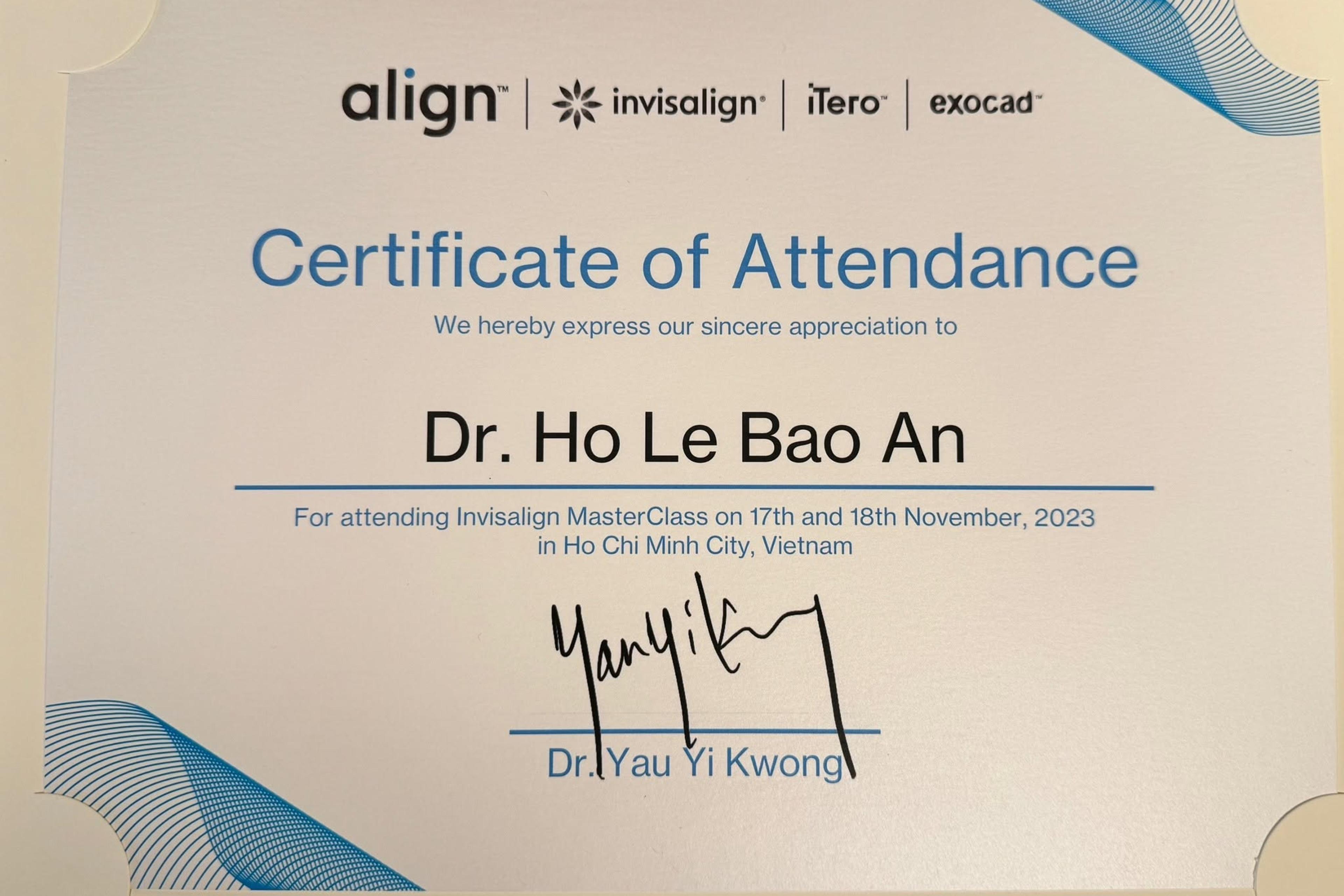 Chứng nhận tham dự Invisalign MasterClass cấp cho Bác sĩ Hồ Lê Bảo Ân, ghi ngày 17 và 18/11/2023 tại TP.HCM và có chữ ký của Bác sĩ Yau Yi Kwong.
