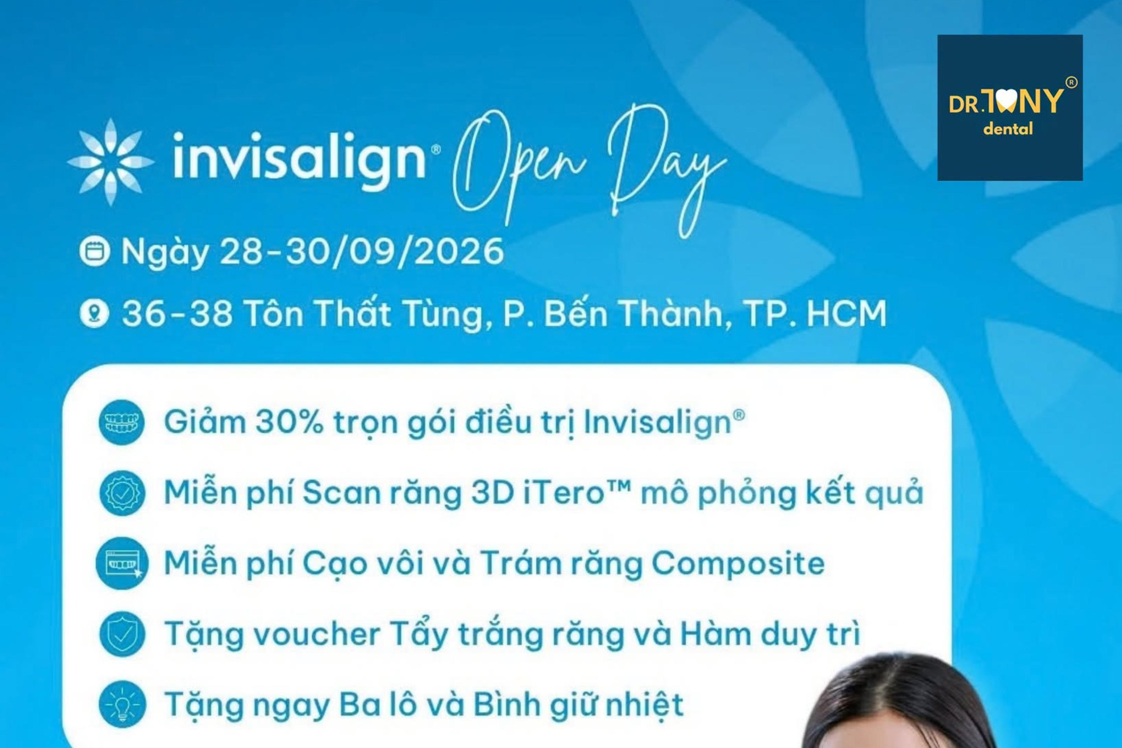 Áp phích sự kiện Invisalign Open Day tại Dr Tony Dental ngày 28–30/09/2026, địa chỉ 36-38 Tôn Thất Tùng, P. Bến Thành, TP.HCM; liệt kê các ưu đãi gồm giảm 30% trọn gói điều trị Invisalign, miễn phí scan răng 3D iTero, miễn phí cạo vôi và trám răng Composite, voucher tẩy trắng răng và hàm duy trì, ba lô và bình giữ nhiệt.