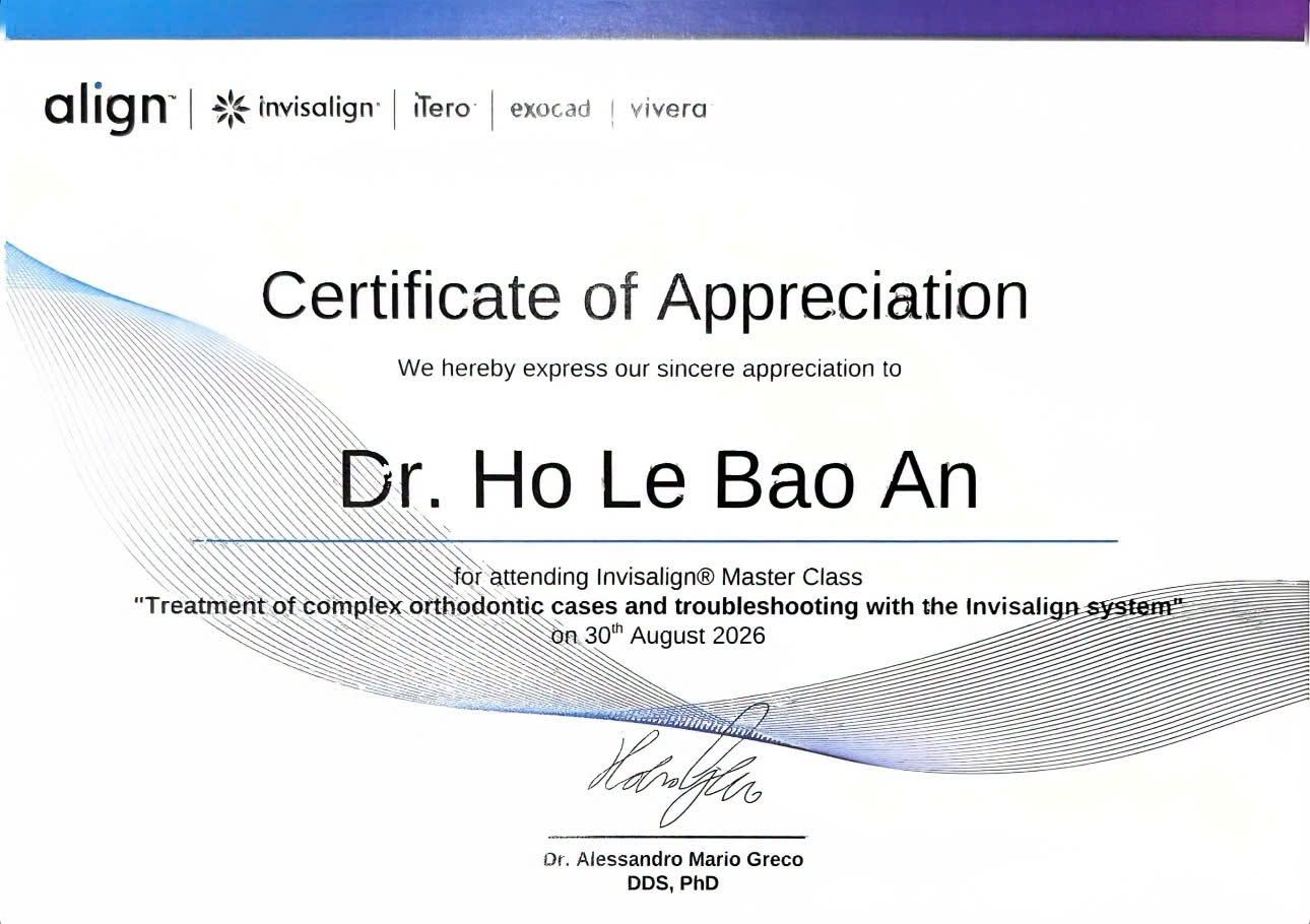 Chứng nhận tham dự Invisalign Master Class ngày 30/08/2026 cấp cho Bác sĩ Hồ Lê Bảo Ân, chuyên đề “Treatment of complex orthodontic cases and troubleshooting with the Invisalign system”, ký bởi Dr. Alessandro Mario Greco, DDS, PhD.