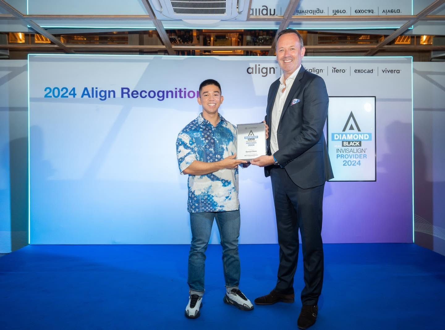 An Align Technology representative presenting the Diamond Black Invisalign Provider 2024 plaque to Dr Ho Le Bao An at the 2024 Align Recognition ceremony