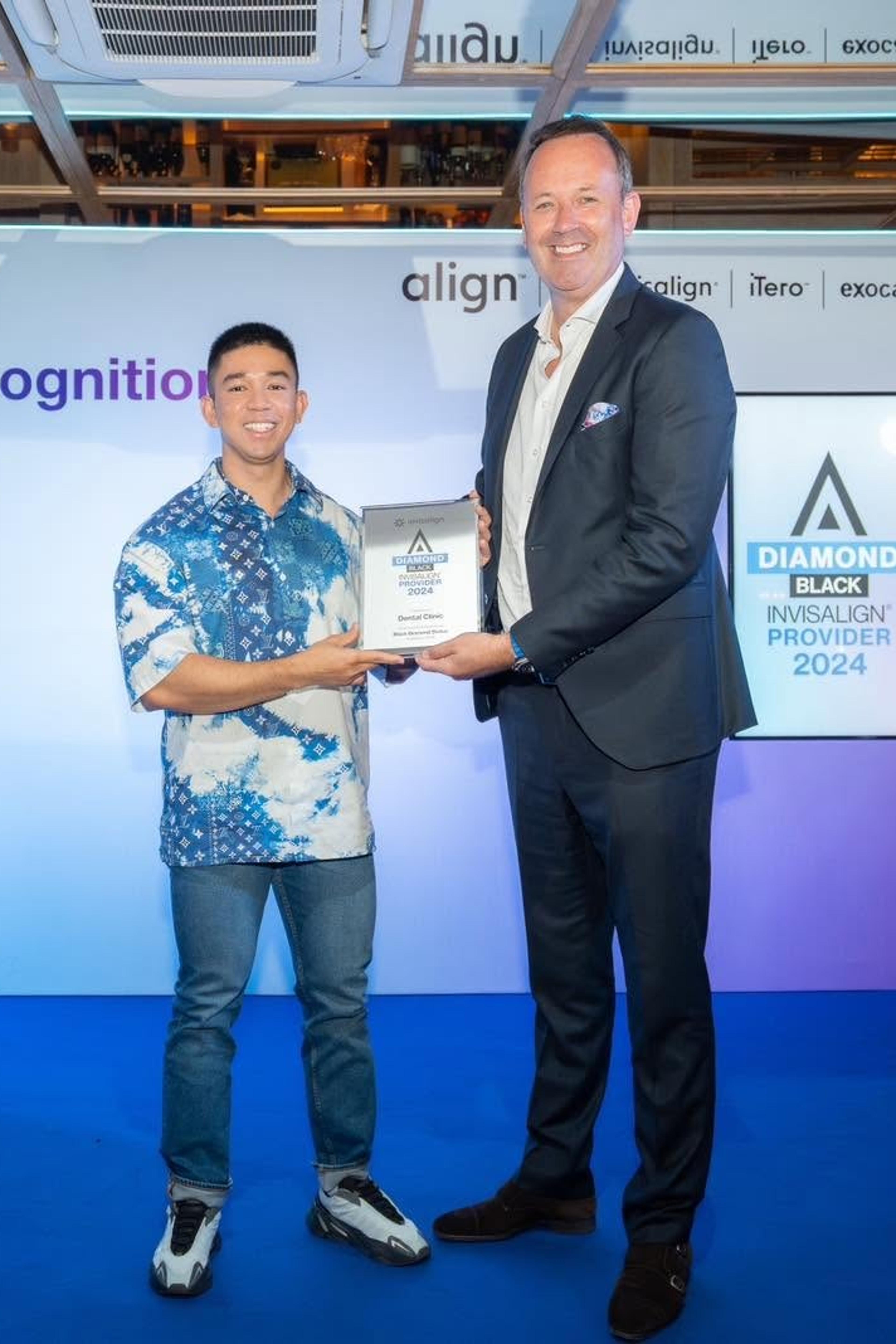 An Align Technology representative presenting the Diamond Black Invisalign Provider 2024 plaque to Dr Ho Le Bao An at the 2024 Align Recognition ceremony