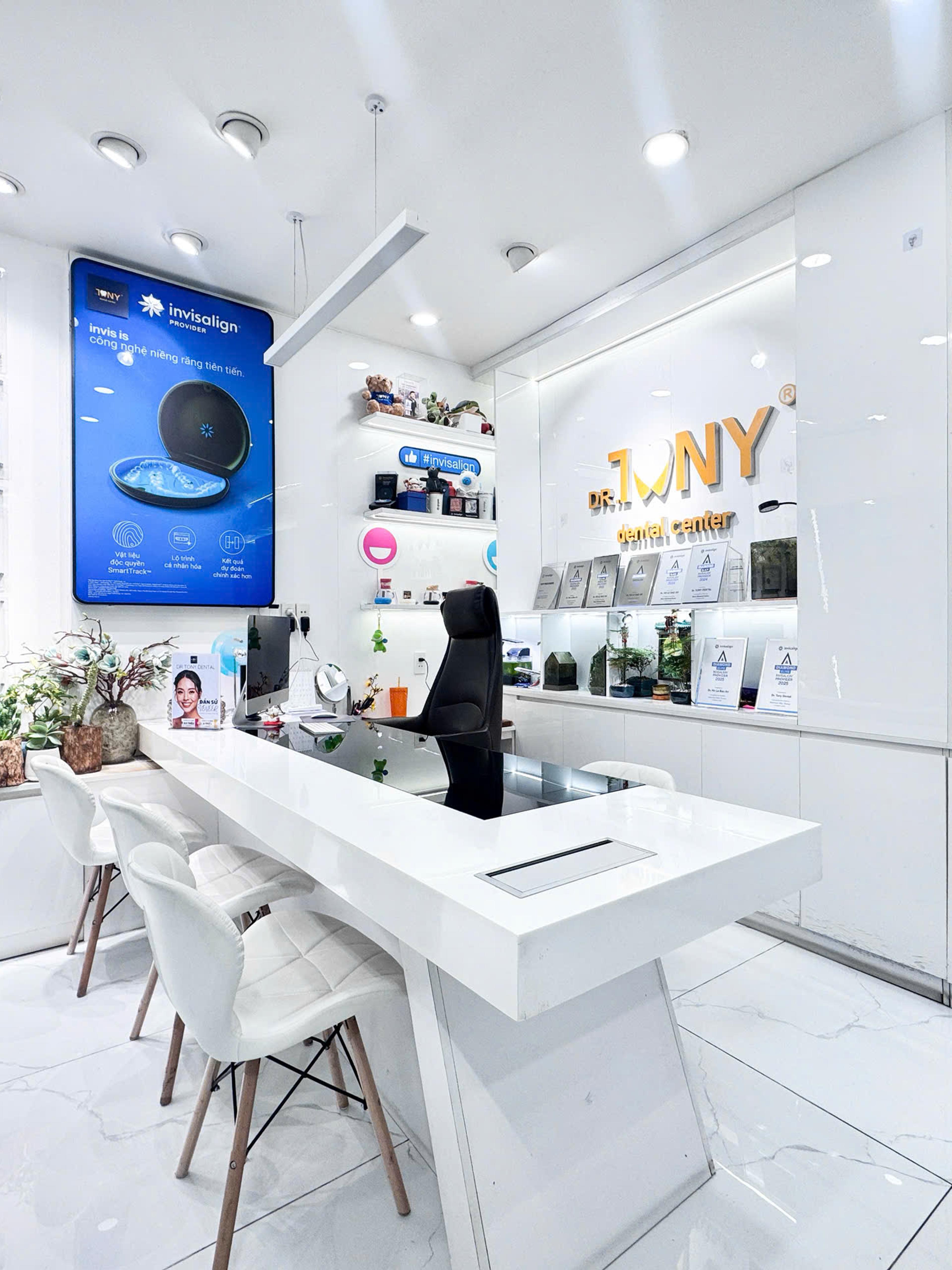 Quầy lễ tân và tủ trưng bày sản phẩm chăm sóc răng tại Dr Tony Dental