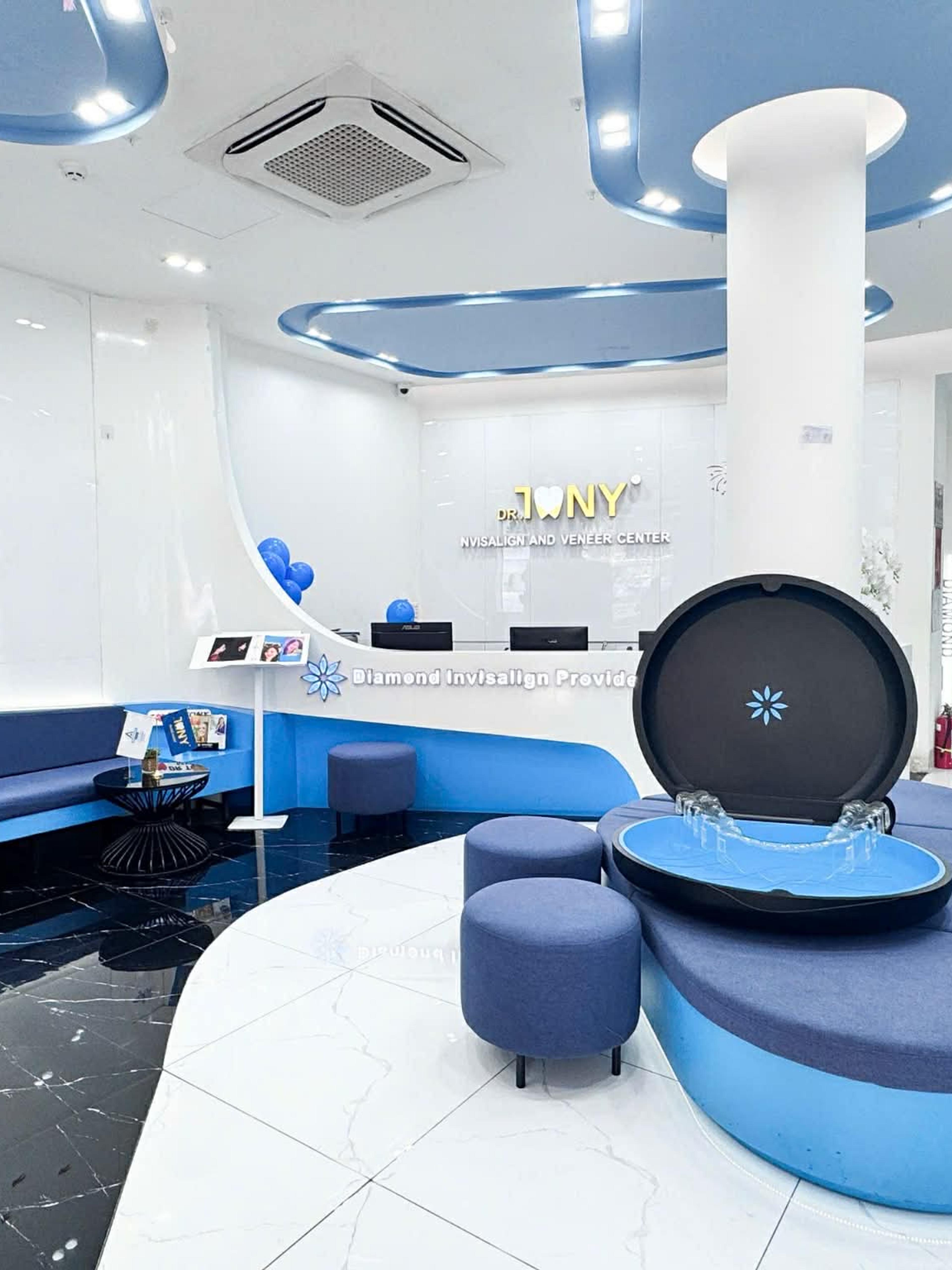 Khu chờ với ghế sofa dài và bàn tròn tại phòng khám Dr Tony Dental, Tôn Thất Tùng