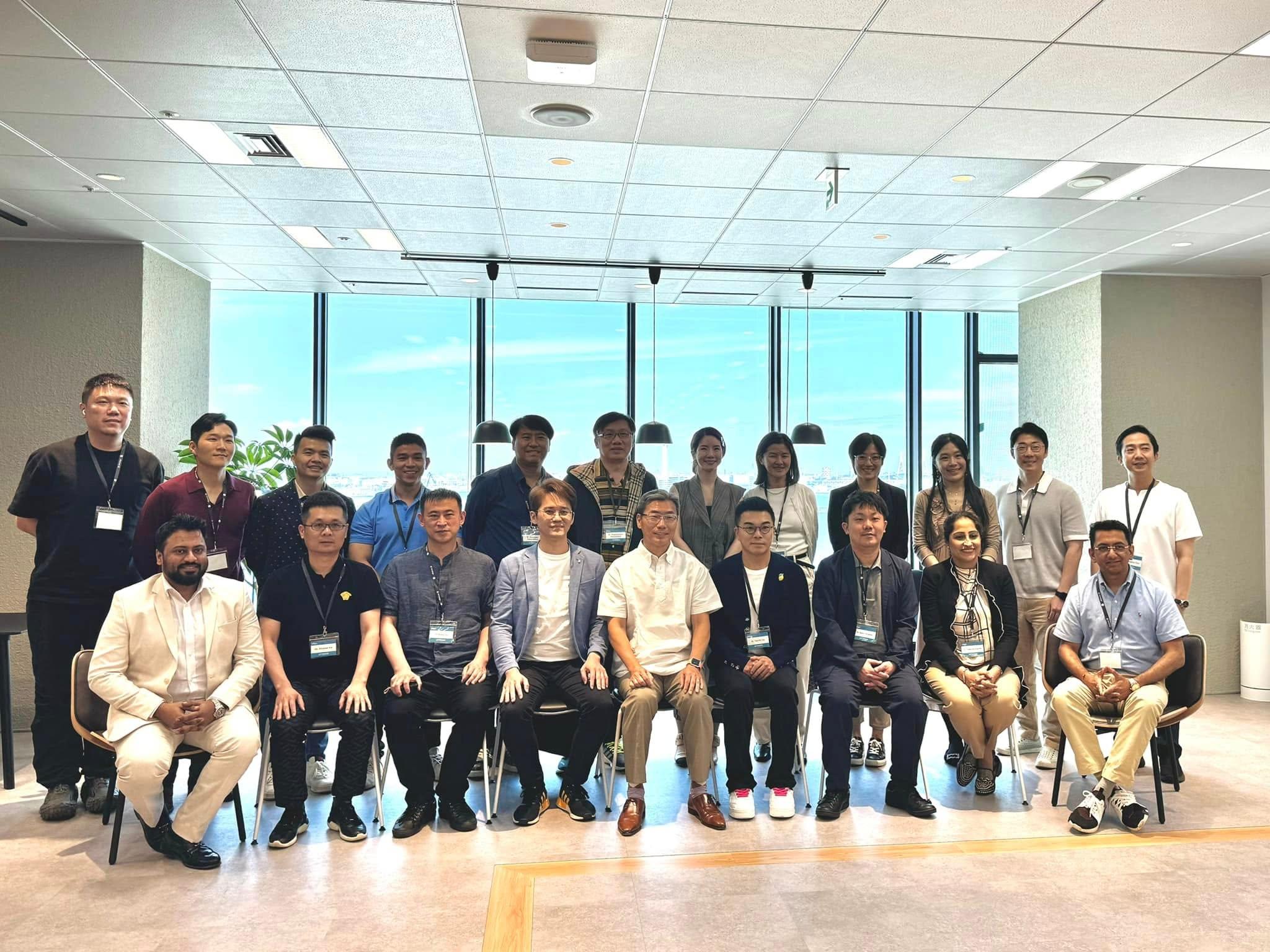 Các bác sĩ tham gia chương trình chụp ảnh chung trong phòng họp tại văn phòng Align Technology Nhật Bản, cửa kính nhìn ra vịnh phía sau.