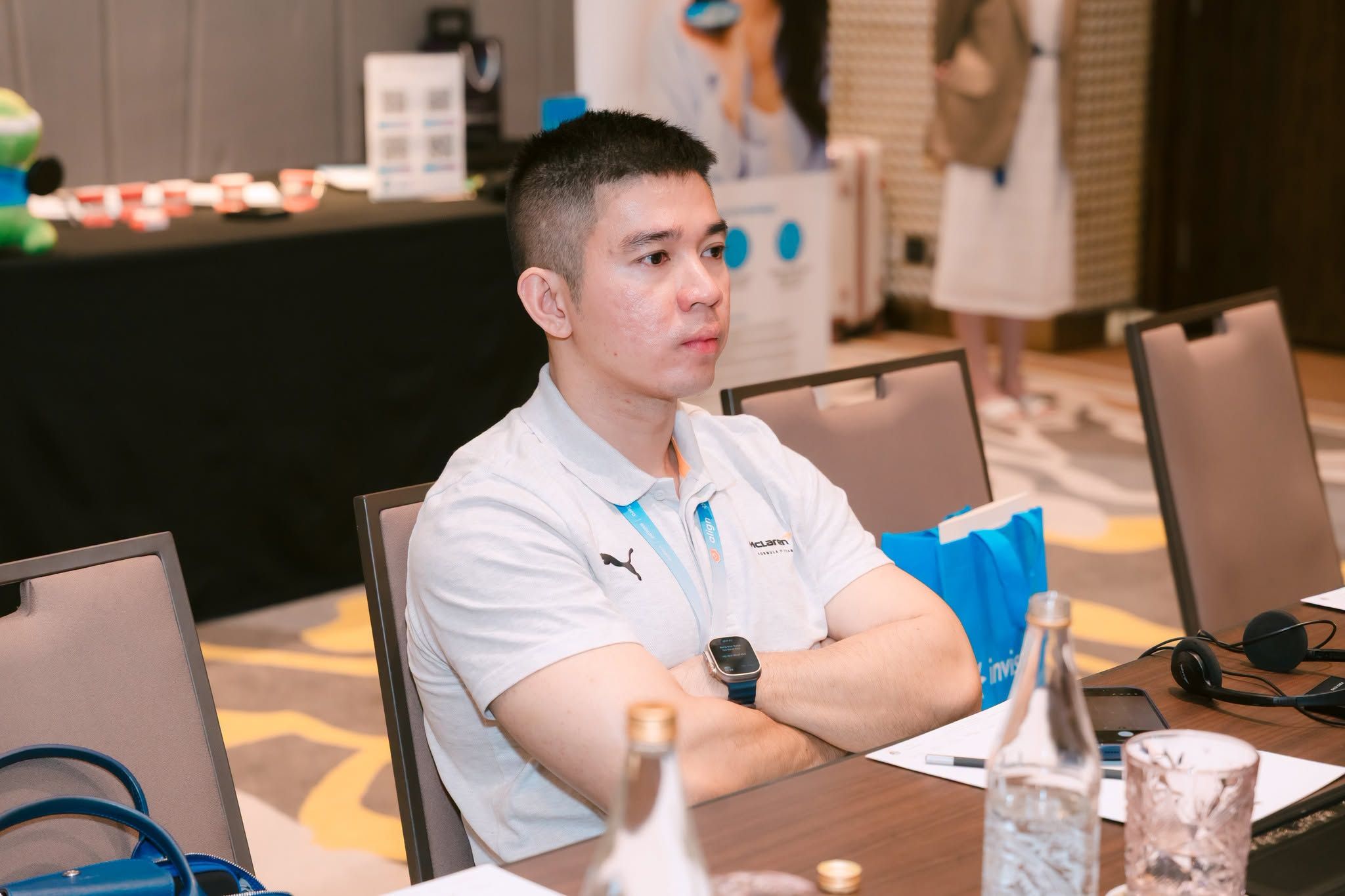 Bác sĩ Hồ Lê Bảo Ân ngồi theo dõi bài giảng tại bàn học viên trong khóa Invisalign Master Class 2026.