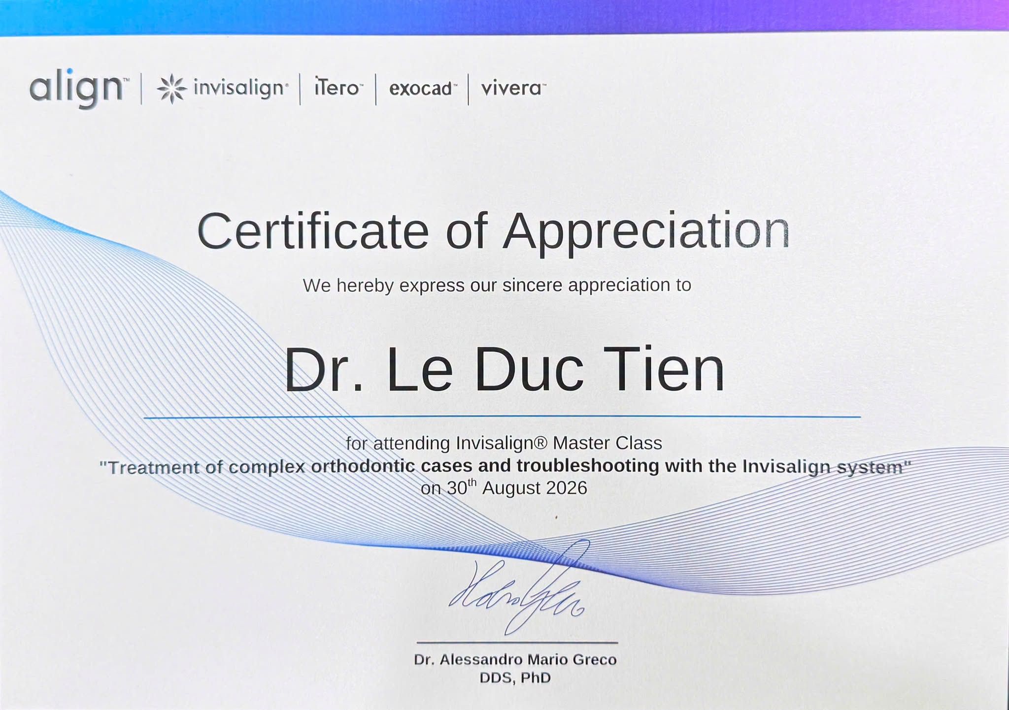 Chứng nhận tham dự Invisalign Master Class ngày 30/08/2026 cấp cho Bác sĩ Lê Đức Tiến, chuyên đề “Treatment of complex orthodontic cases and troubleshooting with the Invisalign system”, ký bởi Dr. Alessandro Mario Greco, DDS, PhD.