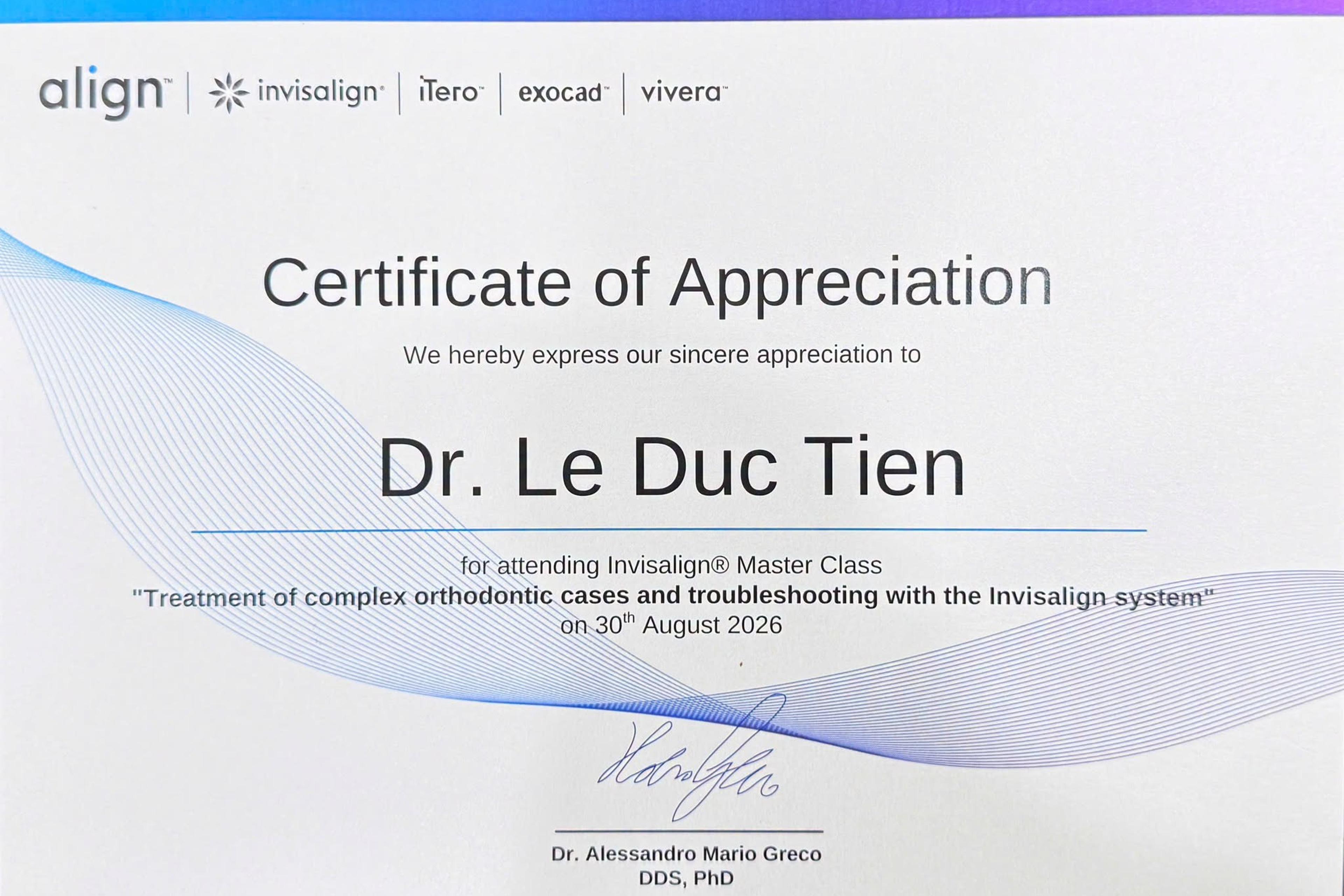 Chứng nhận tham dự Invisalign Master Class ngày 30/08/2026 cấp cho Bác sĩ Lê Đức Tiến, chuyên đề “Treatment of complex orthodontic cases and troubleshooting with the Invisalign system”, ký bởi Dr. Alessandro Mario Greco, DDS, PhD.